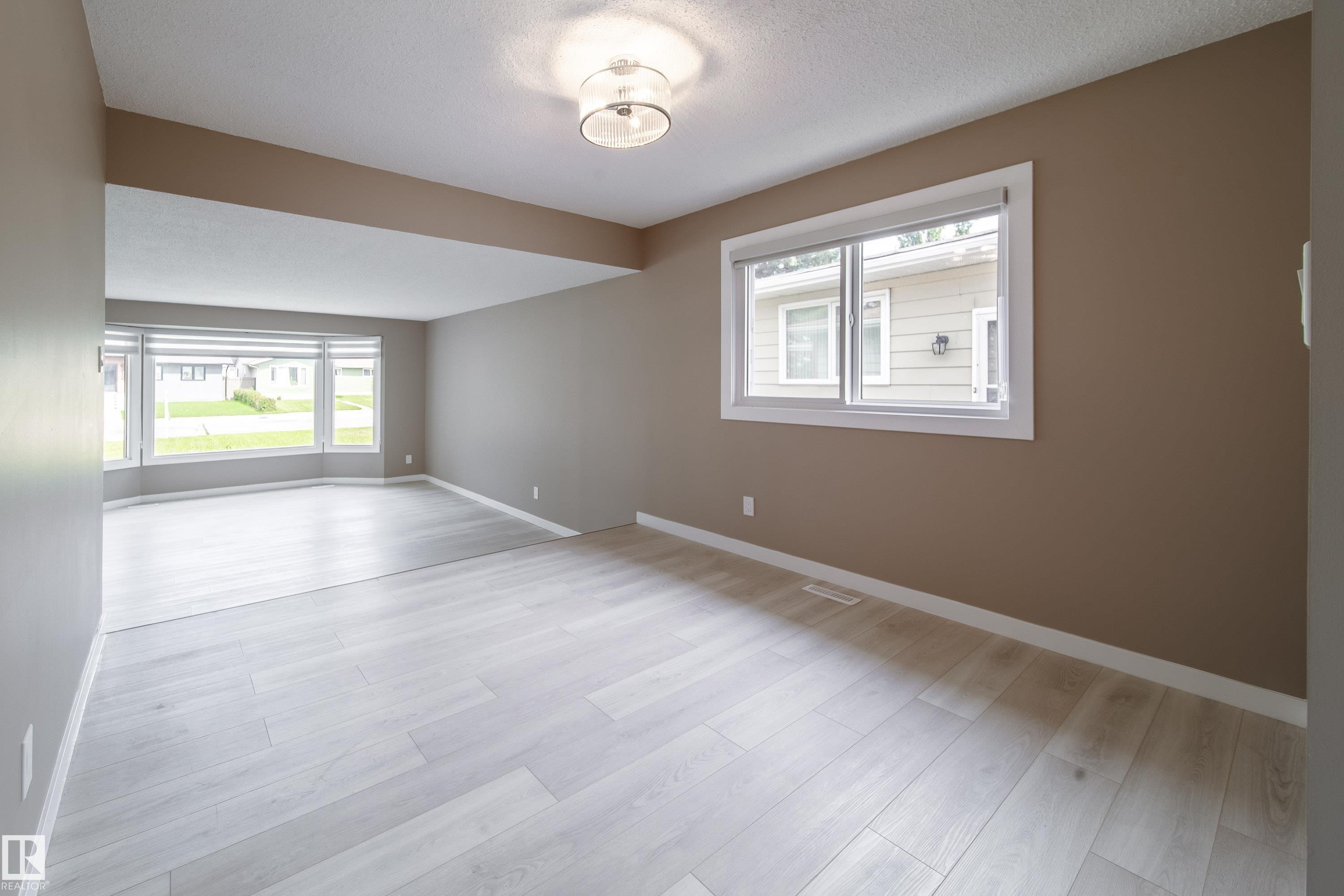 6907 19 Avenue Nw, Edmonton, AB - Indoor Photo Showing Other Room