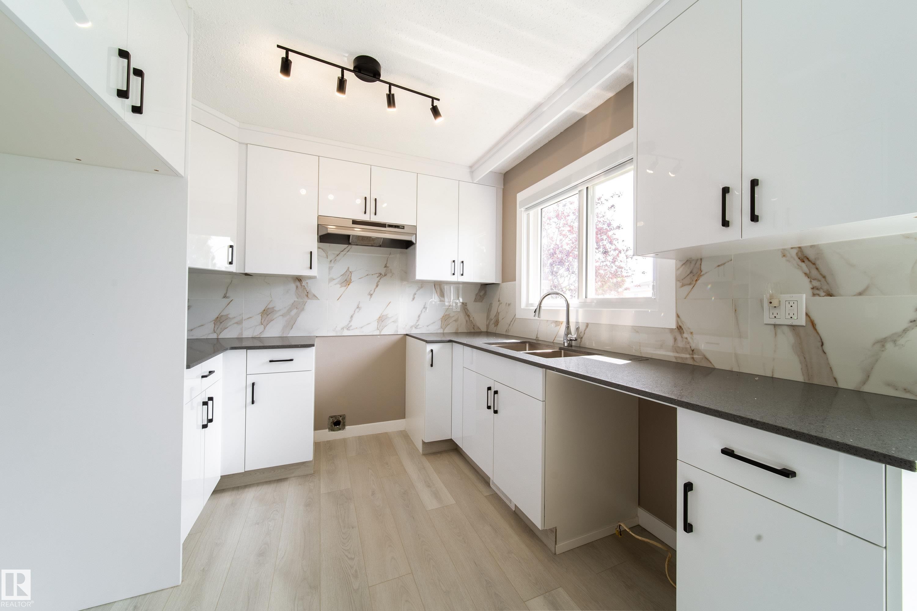 6907 19 Avenue Nw, Edmonton, AB - Indoor Photo Showing Kitchen