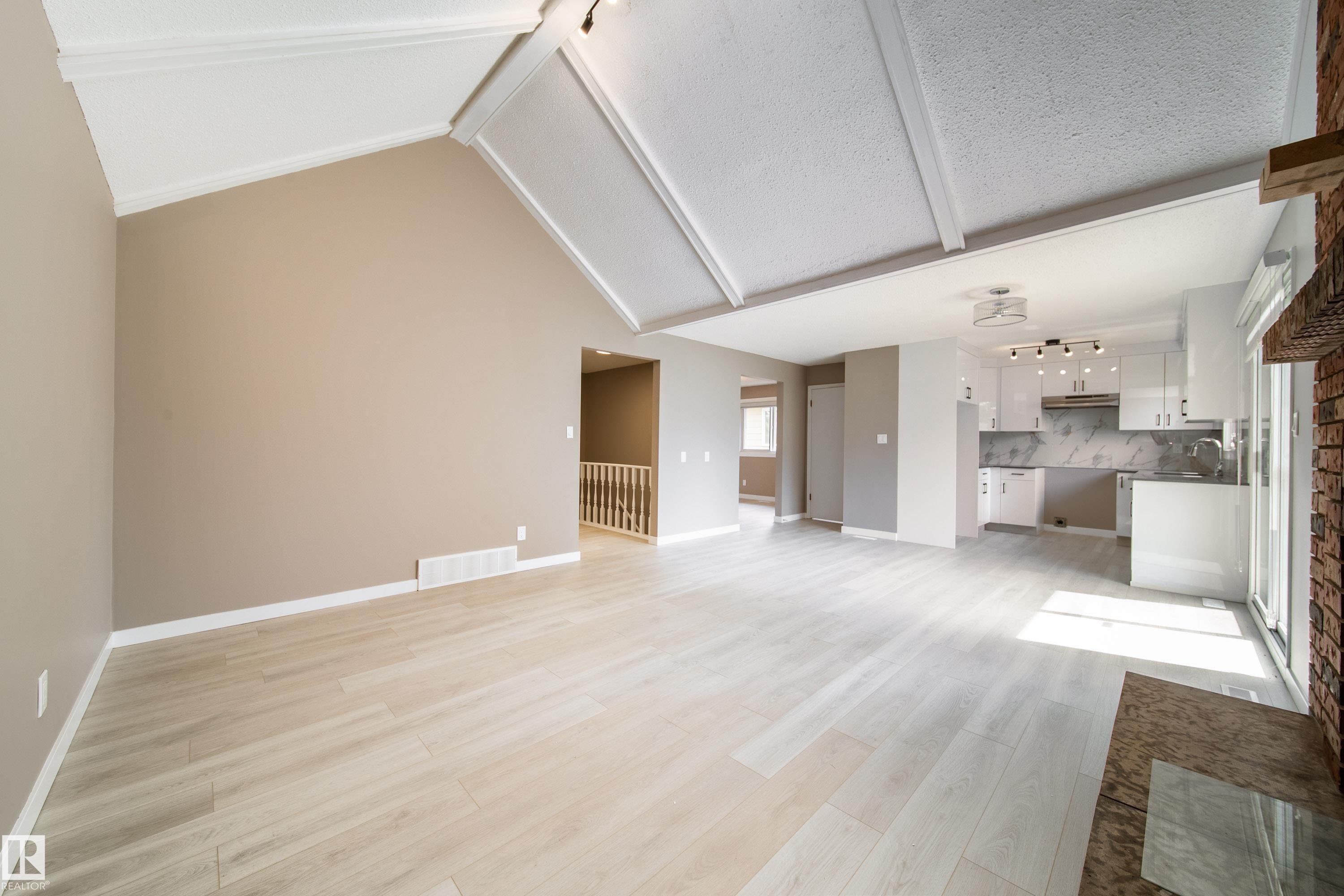 6907 19 Avenue Nw, Edmonton, AB - Indoor Photo Showing Other Room