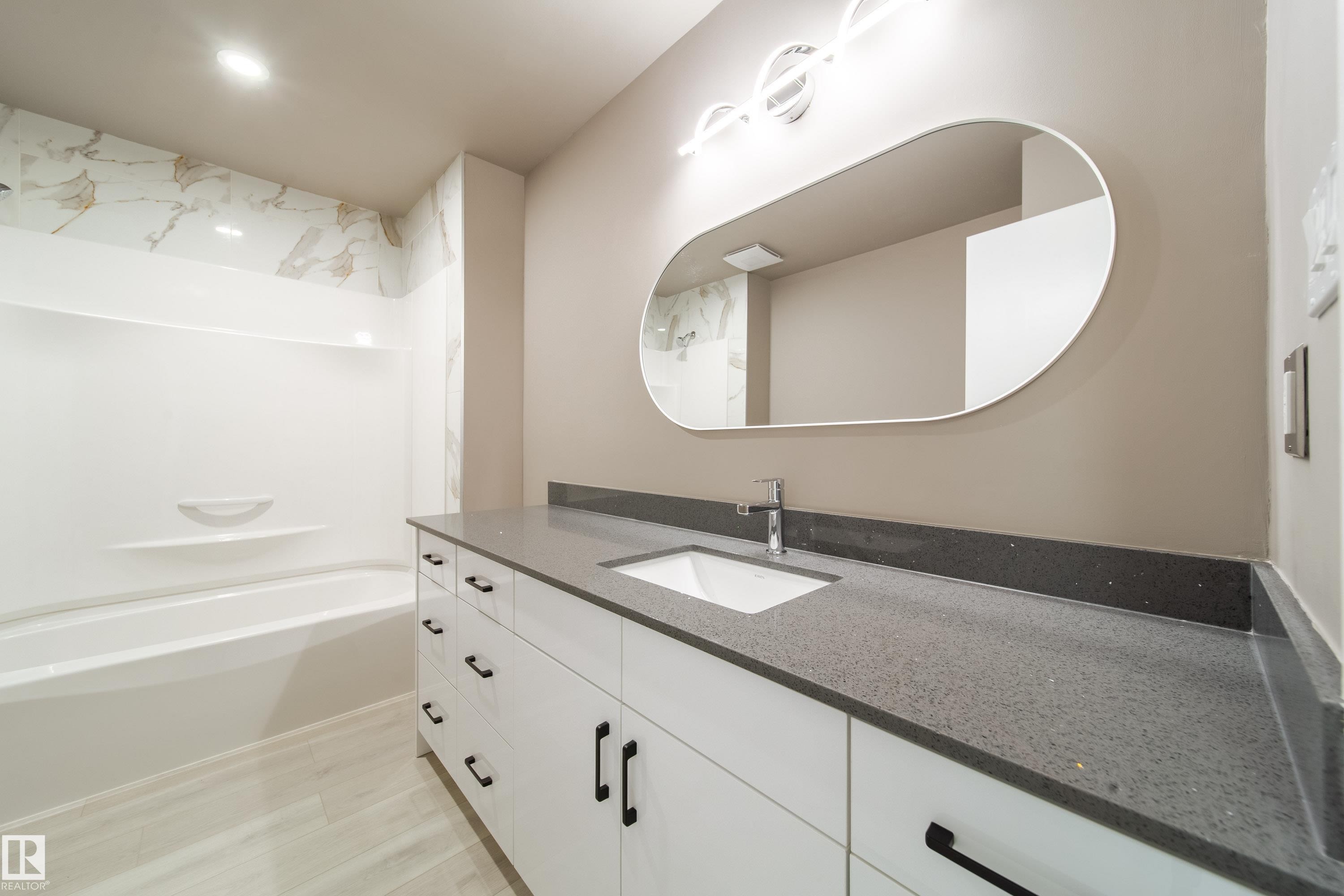6907 19 Avenue Nw, Edmonton, AB - Indoor Photo Showing Bathroom