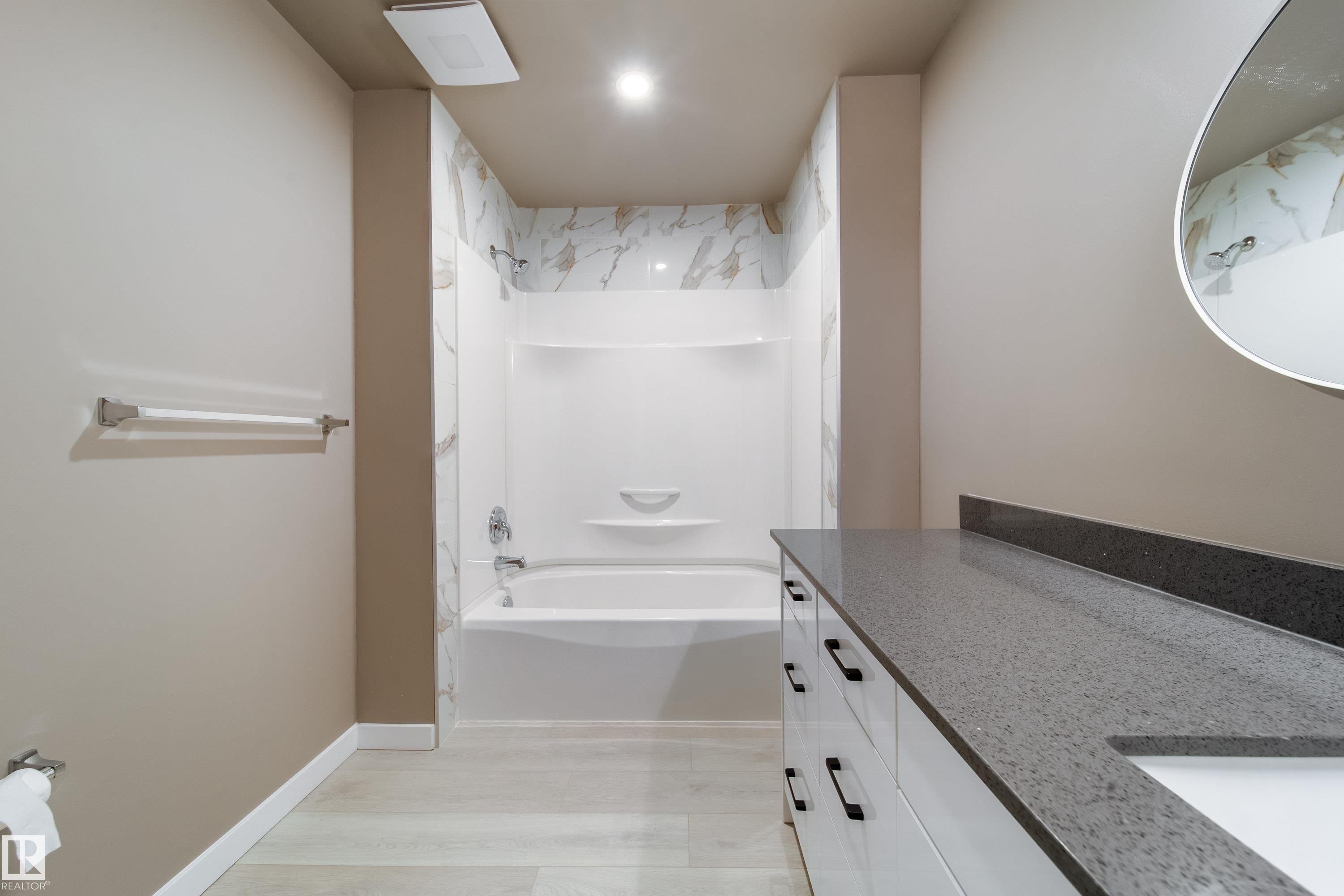 6907 19 Avenue Nw, Edmonton, AB - Indoor Photo Showing Bathroom