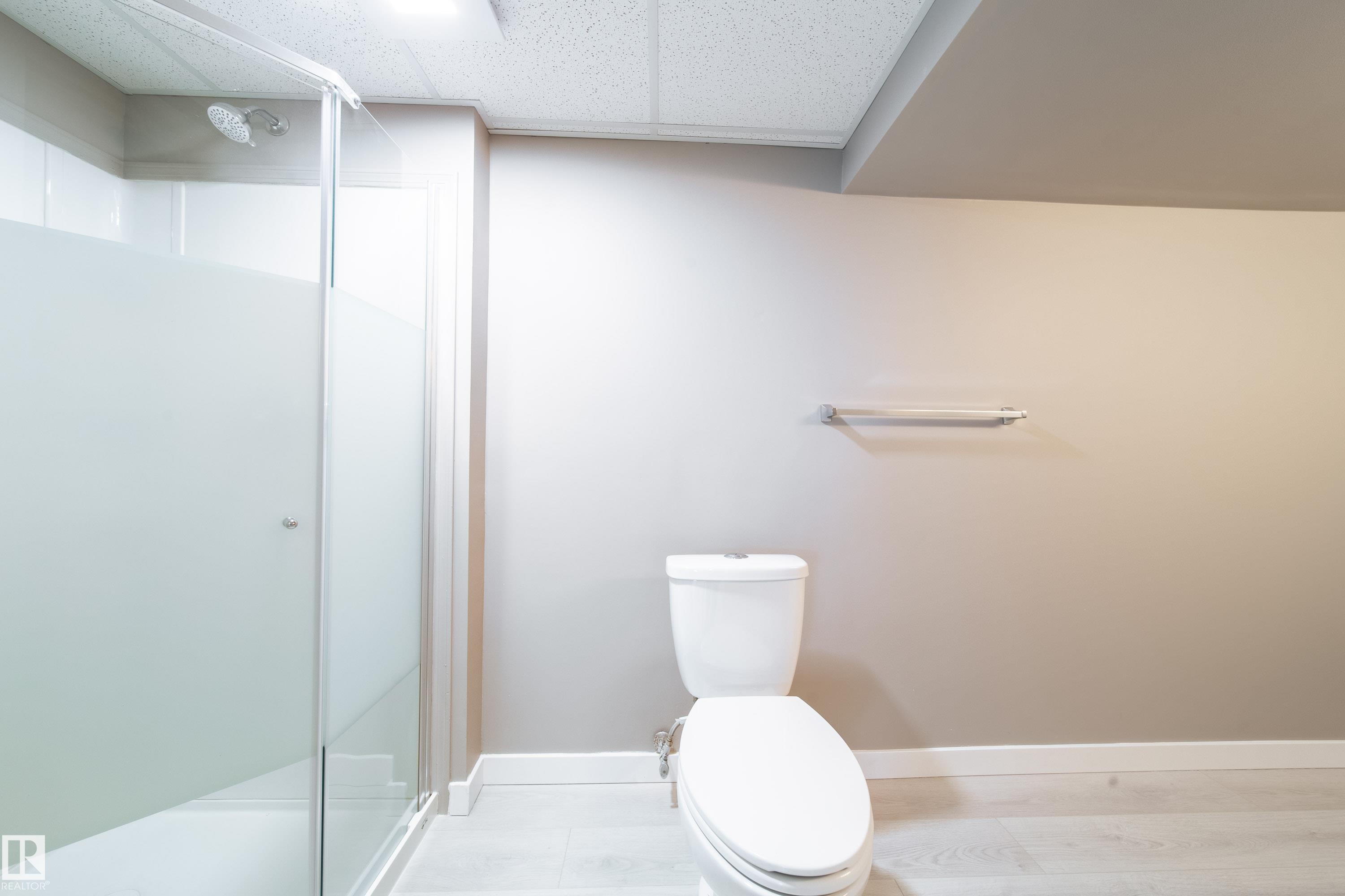 6907 19 Avenue Nw, Edmonton, AB - Indoor Photo Showing Bathroom