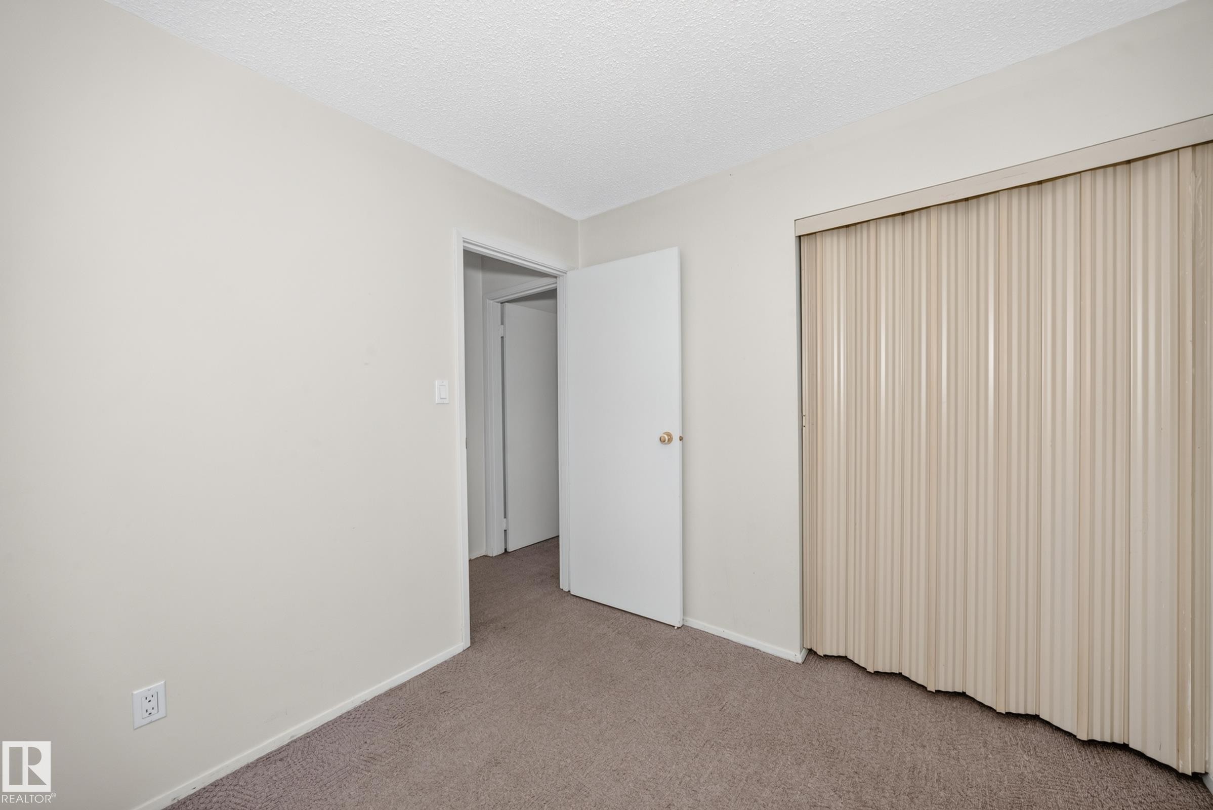 Room featuring neutral-toned carpeting, light wall paint, and a textured ceiling - 290 Lancaster Terrace Nw, Edmonton, AB - Indoor Photo Showing Other Room