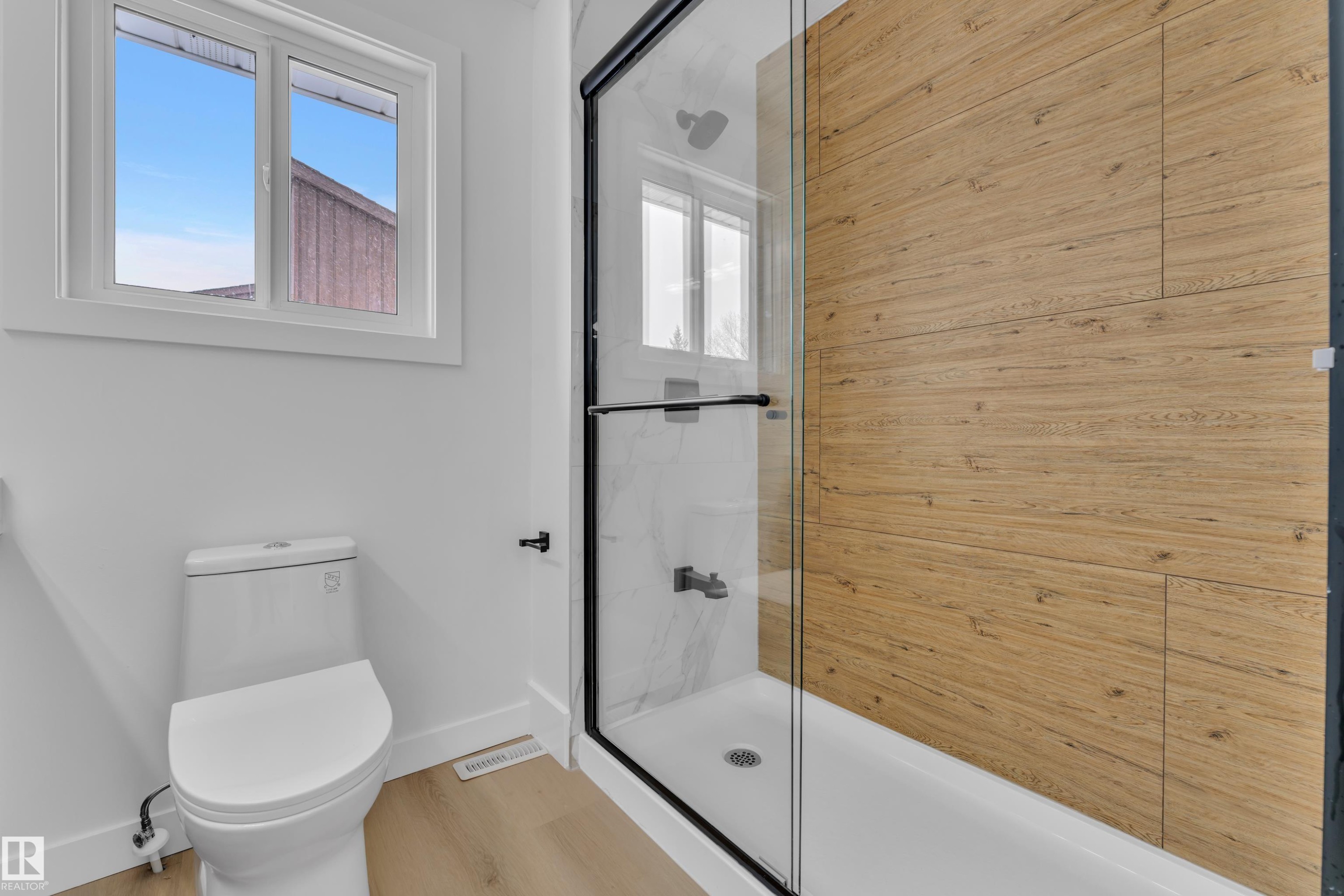 11615 24 Avenue Nw, Edmonton, AB - Indoor Photo Showing Bathroom