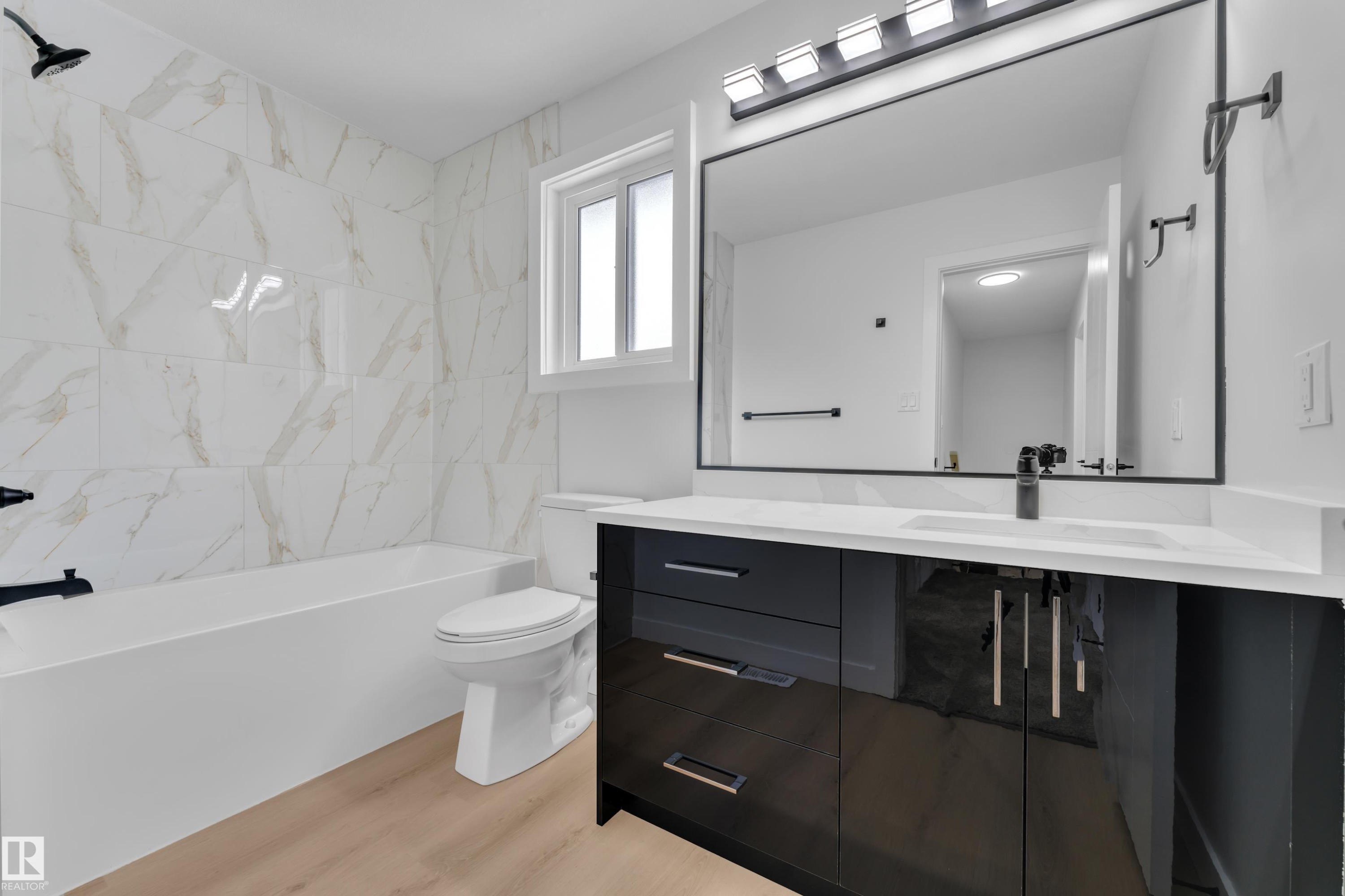 11615 24 Avenue Nw, Edmonton, AB - Indoor Photo Showing Bathroom
