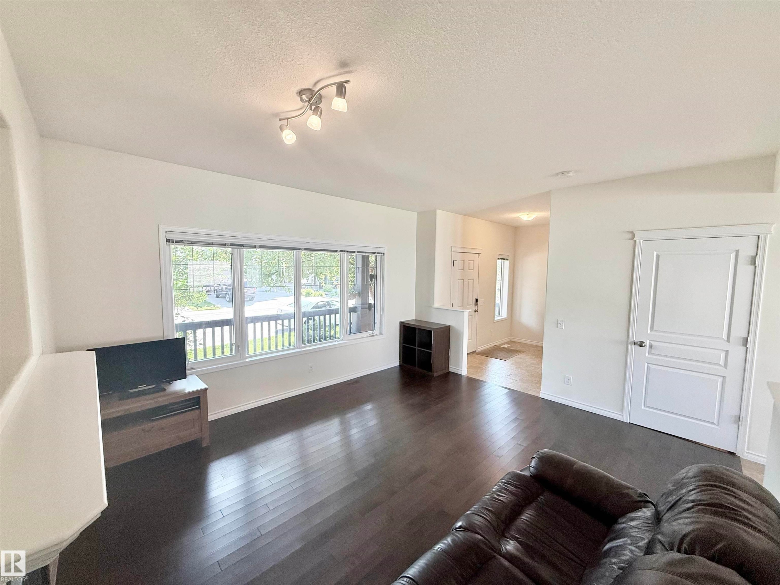 7622 Schmid Crescent Nw, Edmonton, AB - Indoor Photo Showing Living Room