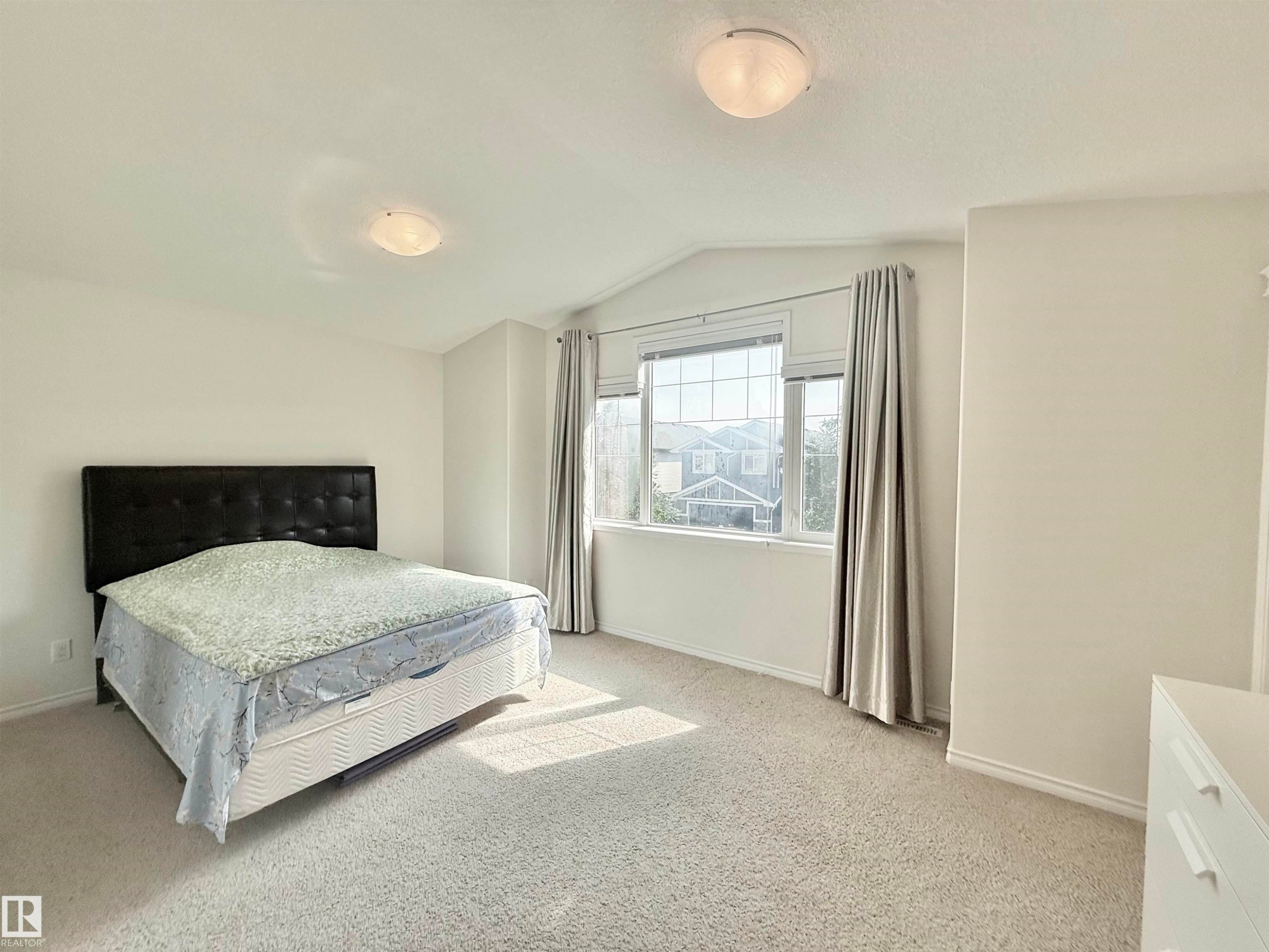 7622 Schmid Crescent Nw, Edmonton, AB - Indoor Photo Showing Bedroom