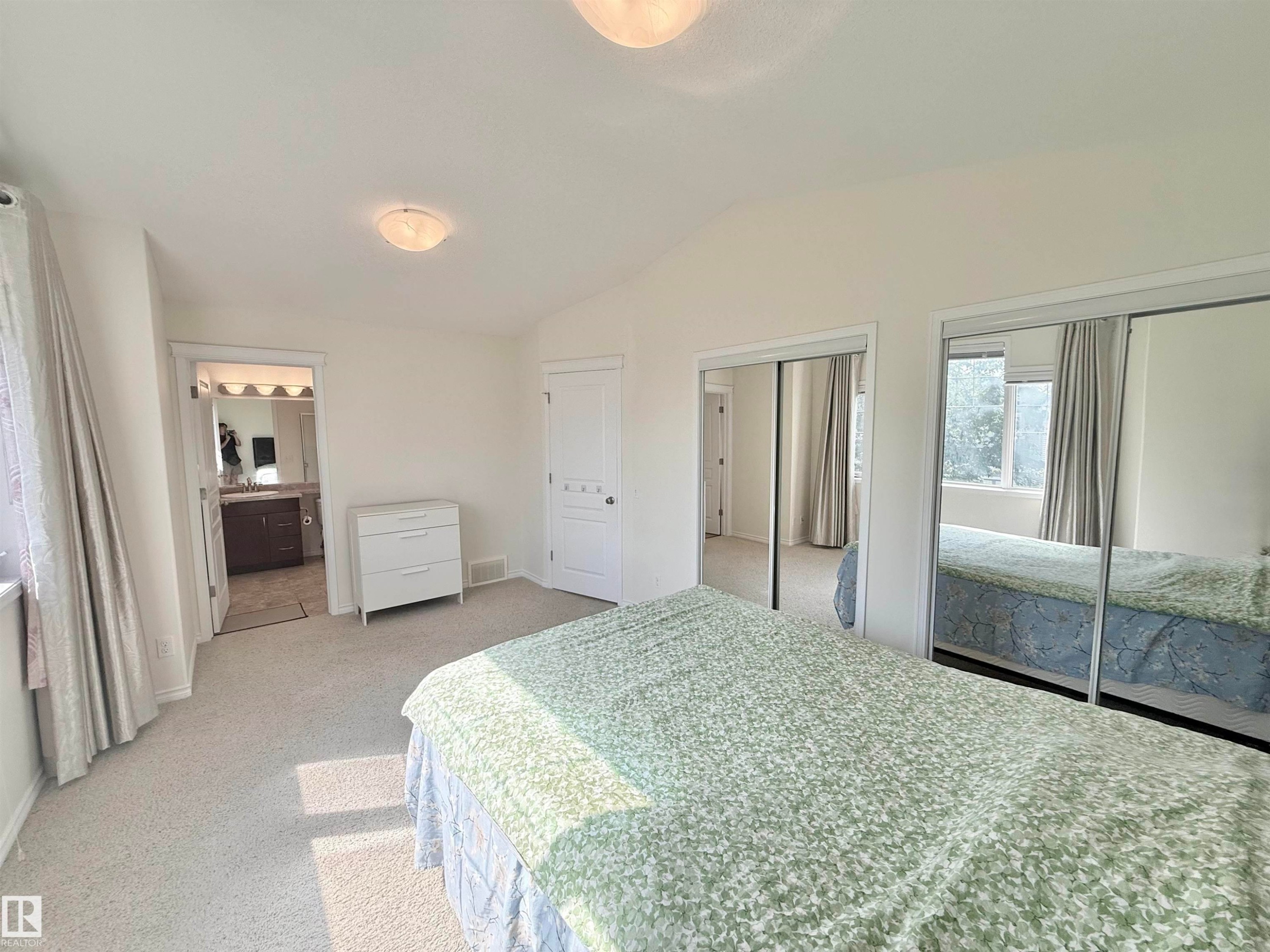 7622 Schmid Crescent Nw, Edmonton, AB - Indoor Photo Showing Bedroom