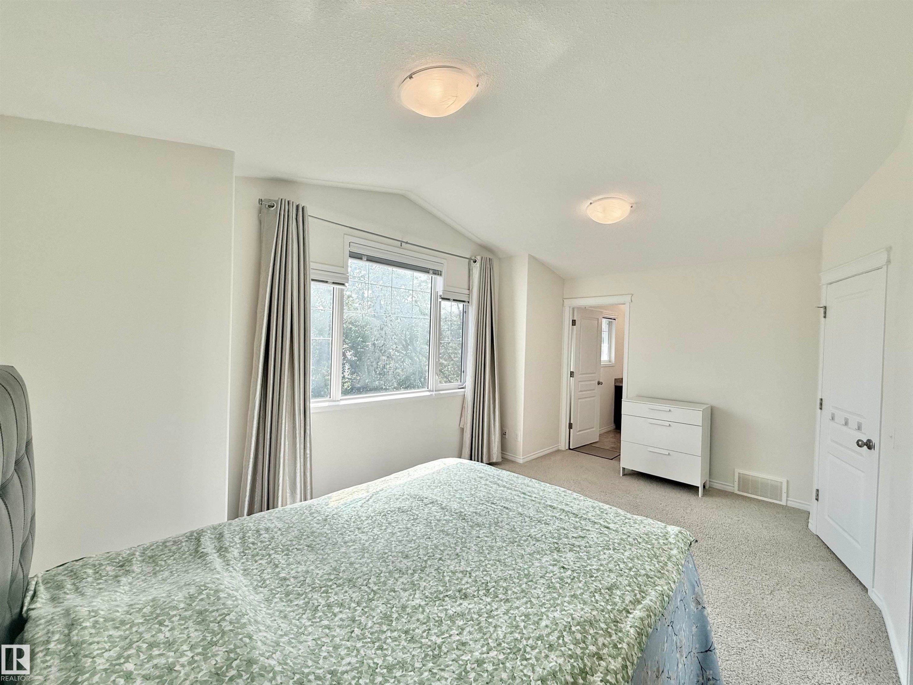 7622 Schmid Crescent Nw, Edmonton, AB - Indoor Photo Showing Bedroom