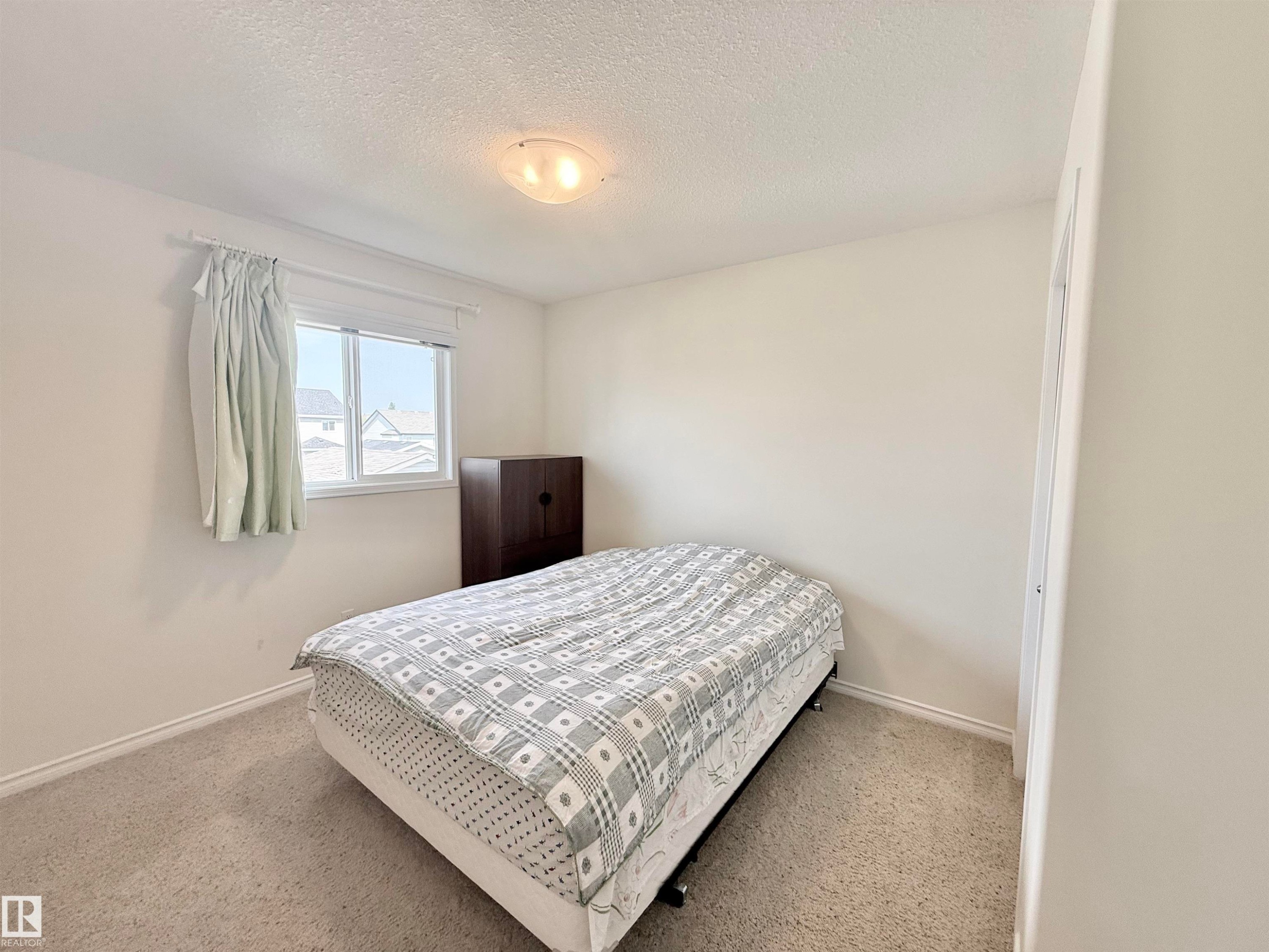 7622 Schmid Crescent Nw, Edmonton, AB - Indoor Photo Showing Bedroom
