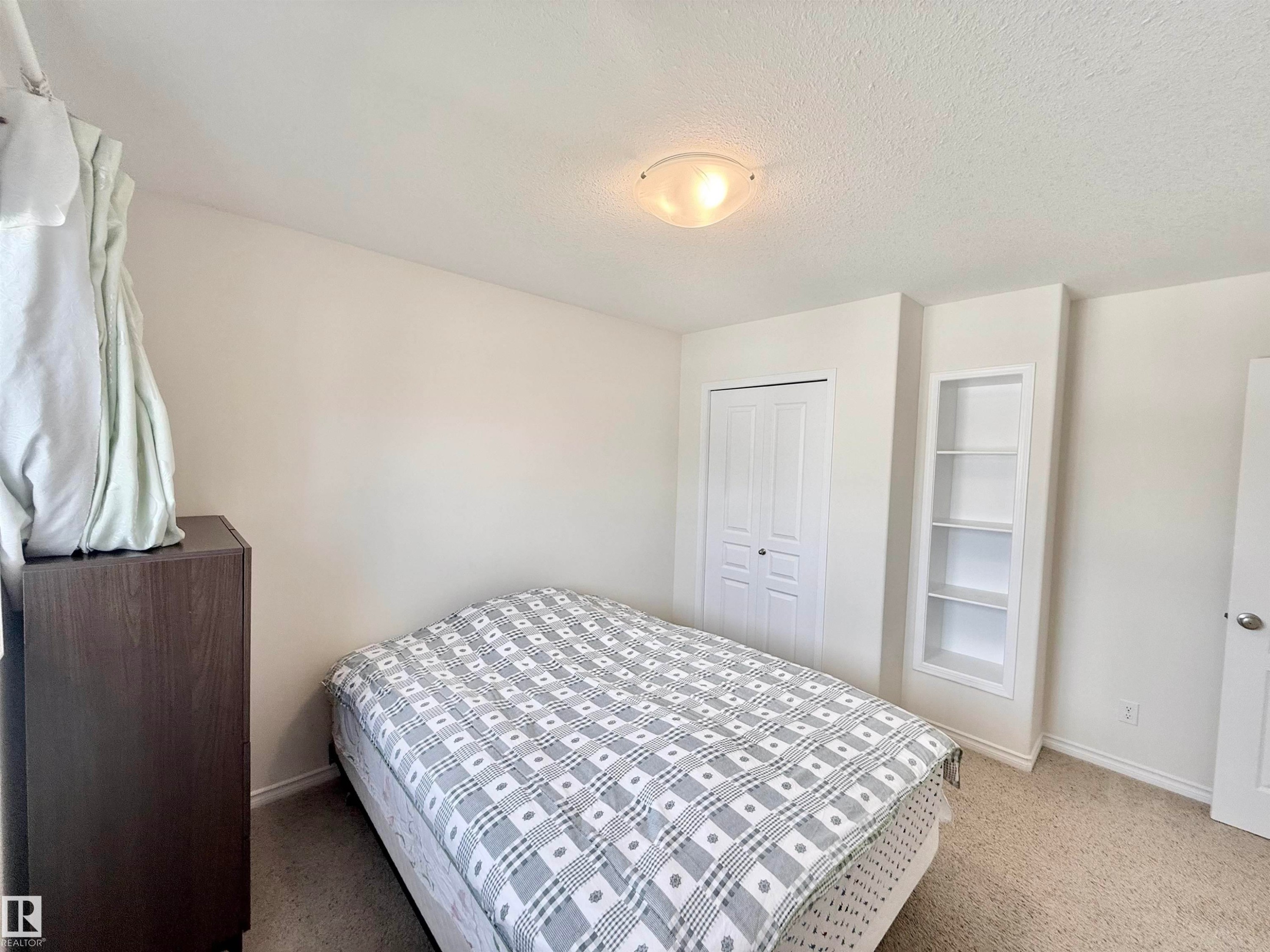 7622 Schmid Crescent Nw, Edmonton, AB - Indoor Photo Showing Bedroom