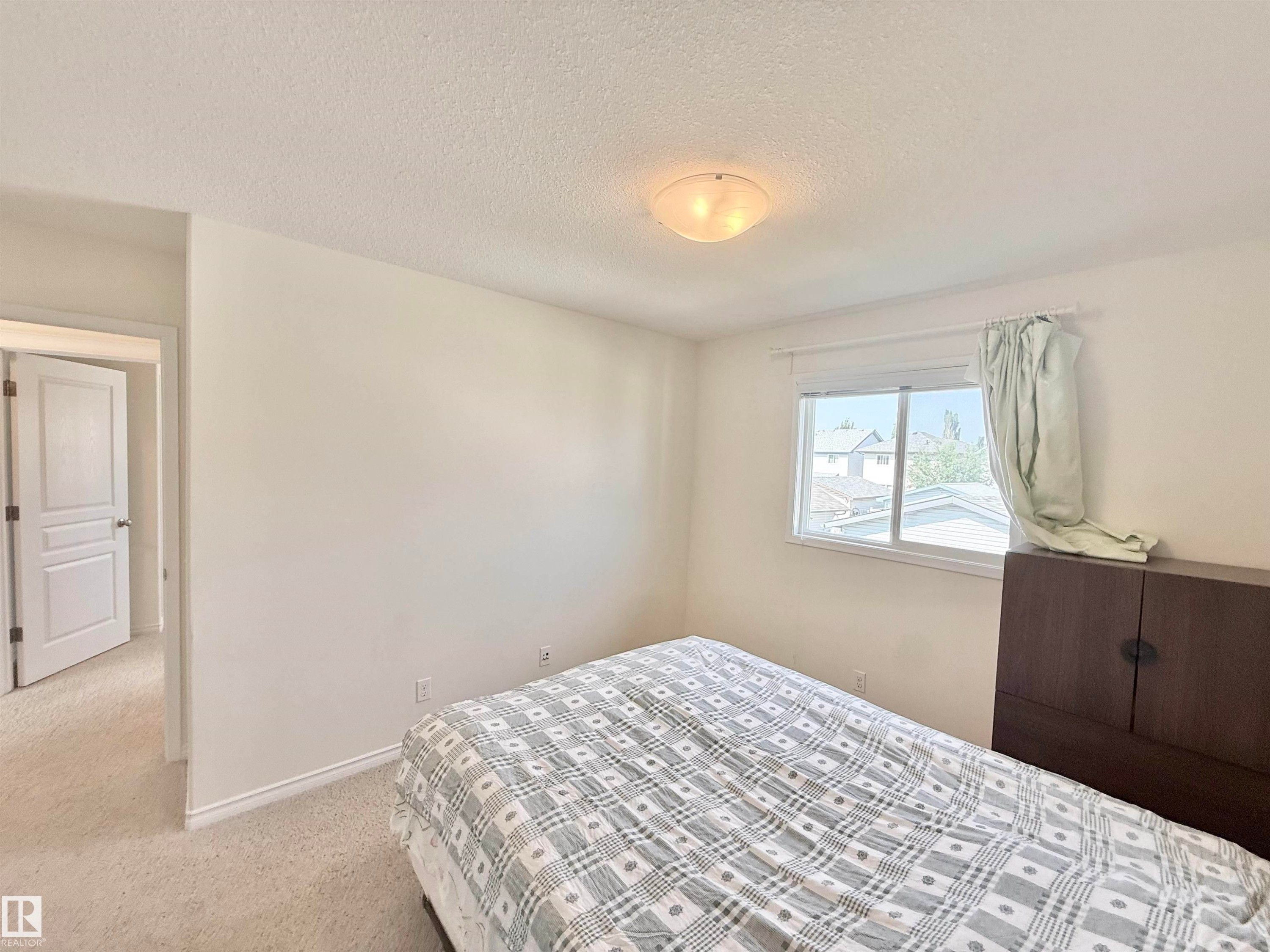 7622 Schmid Crescent Nw, Edmonton, AB - Indoor Photo Showing Bedroom