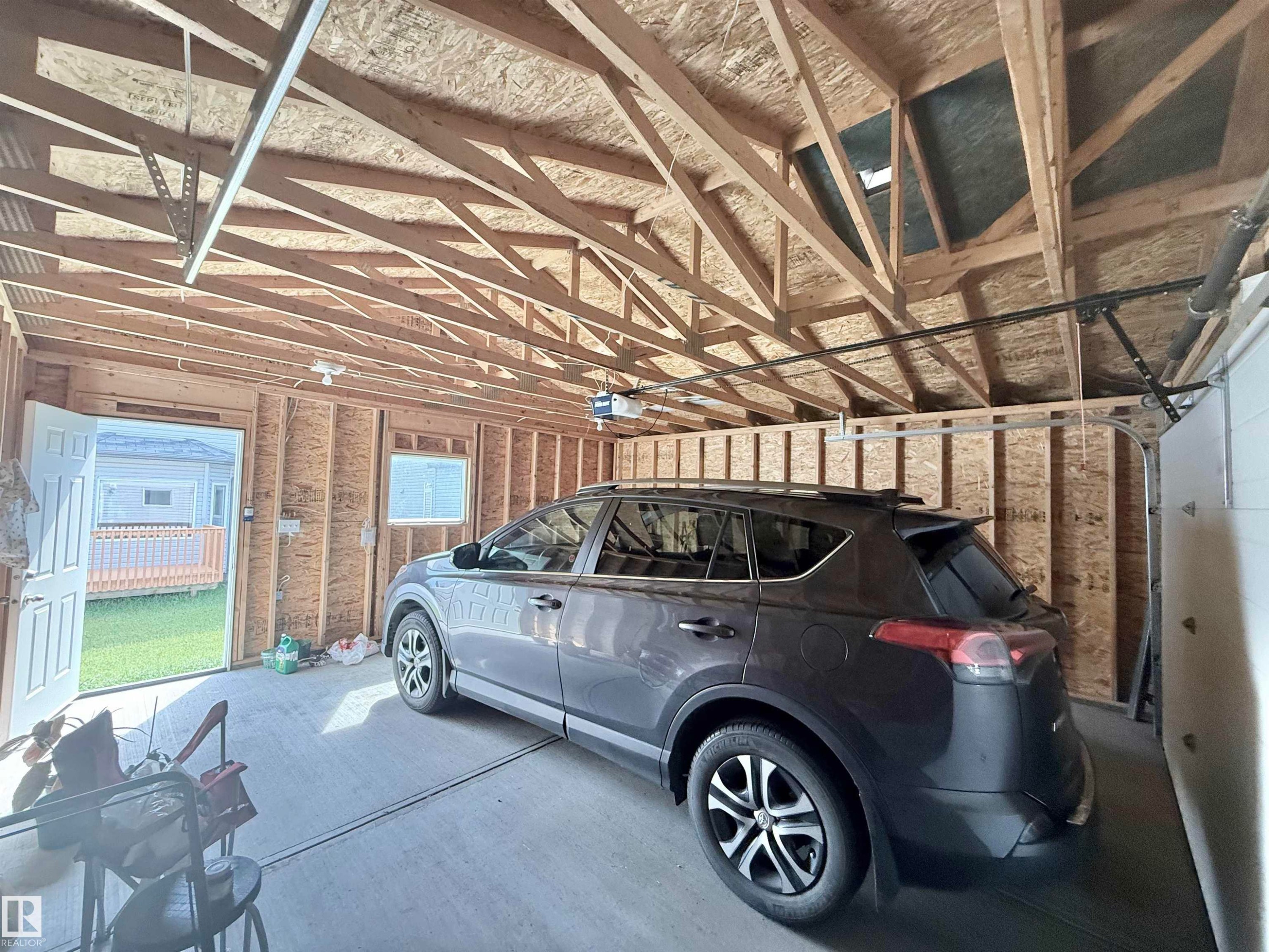 7622 Schmid Crescent Nw, Edmonton, AB - Indoor Photo Showing Garage