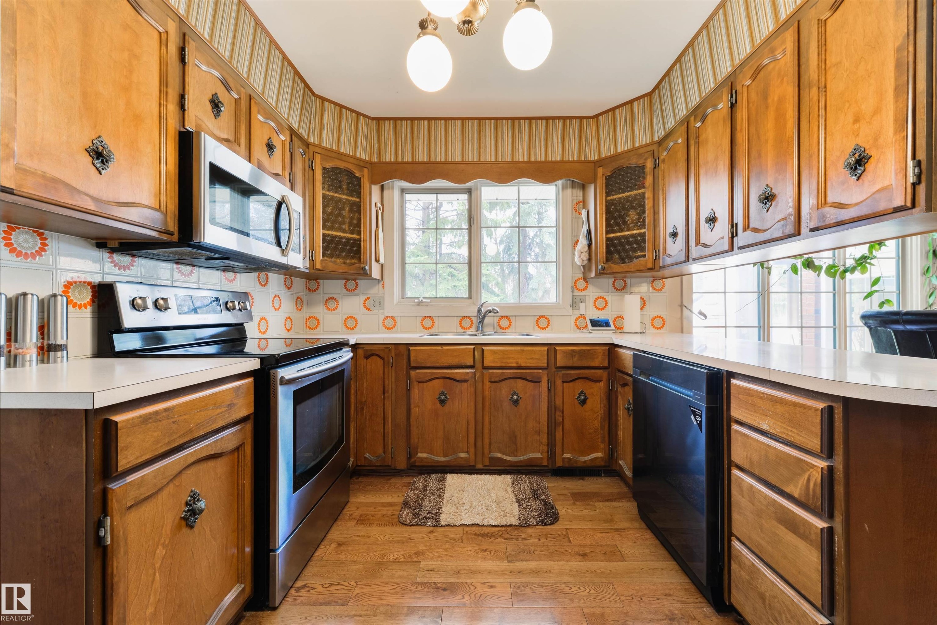 206 Wolf Willow Crescent Nw, Edmonton, AB - Indoor Photo Showing Kitchen With Double Sink