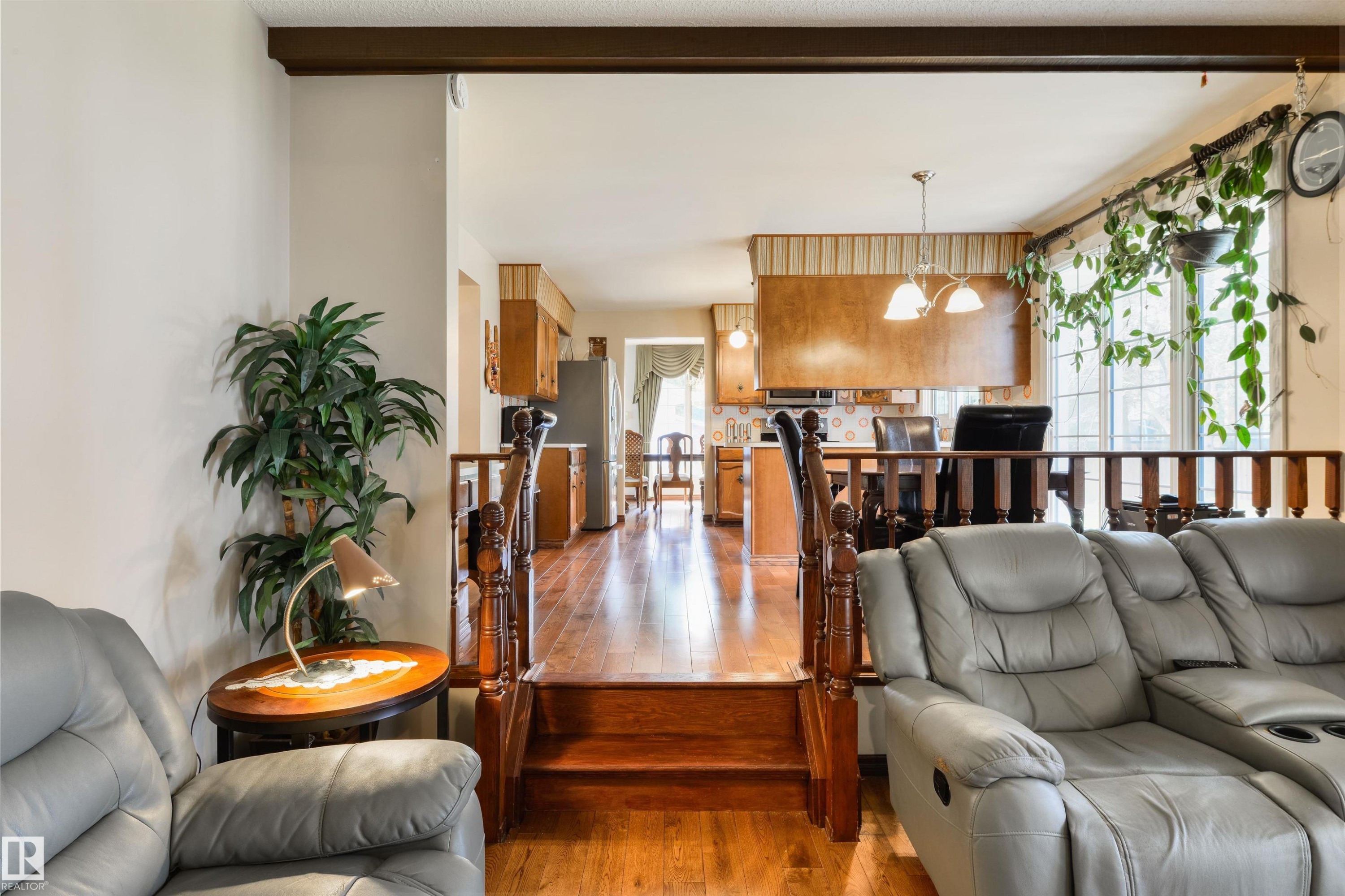 206 Wolf Willow Crescent Nw, Edmonton, AB - Indoor Photo Showing Living Room