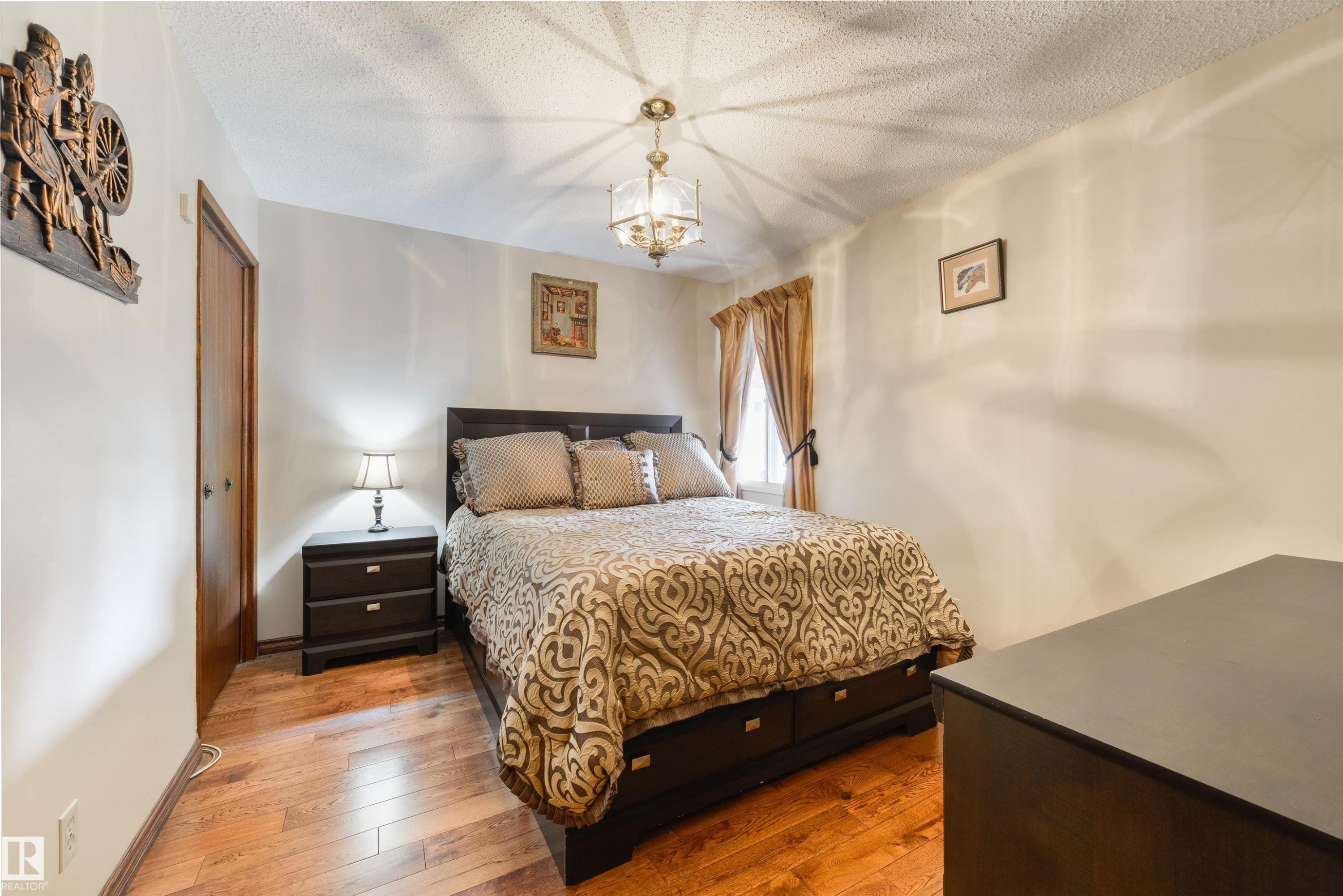 206 Wolf Willow Crescent Nw, Edmonton, AB - Indoor Photo Showing Bedroom