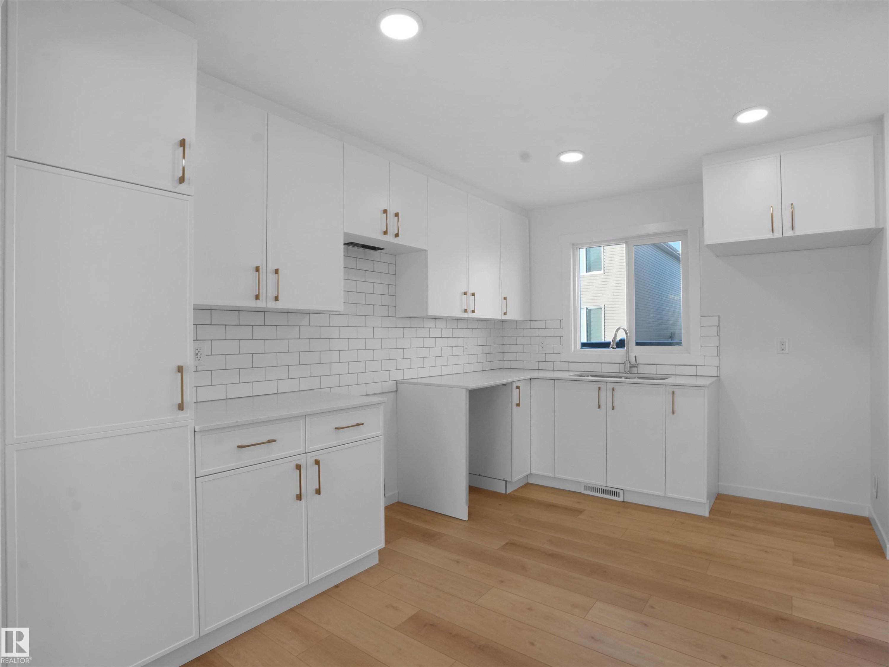 #33 1009 Cy Becker Rd Nw, Edmonton, AB - Indoor Photo Showing Kitchen