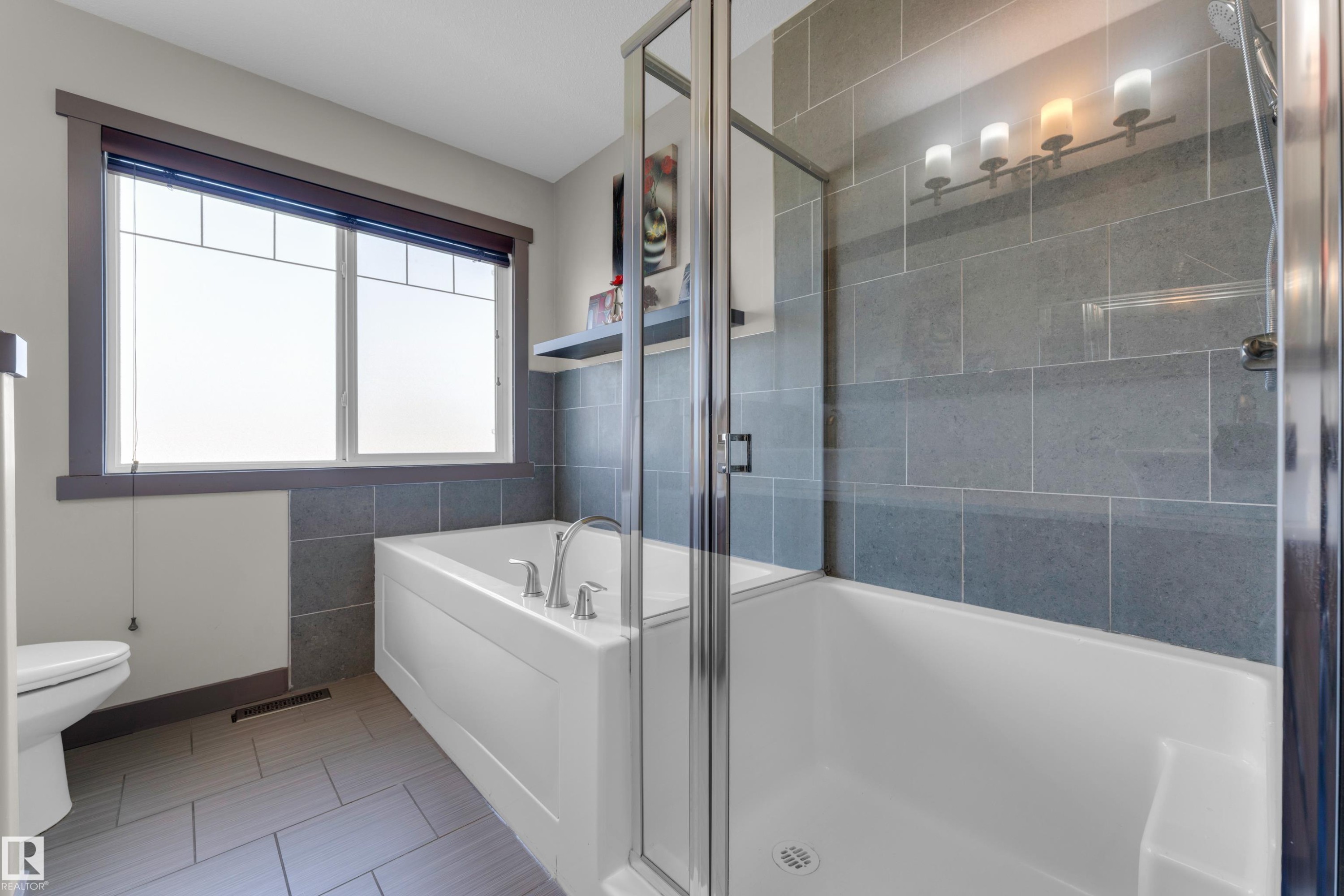 3630 Goodridge Crescent Nw, Edmonton, AB - Indoor Photo Showing Bathroom