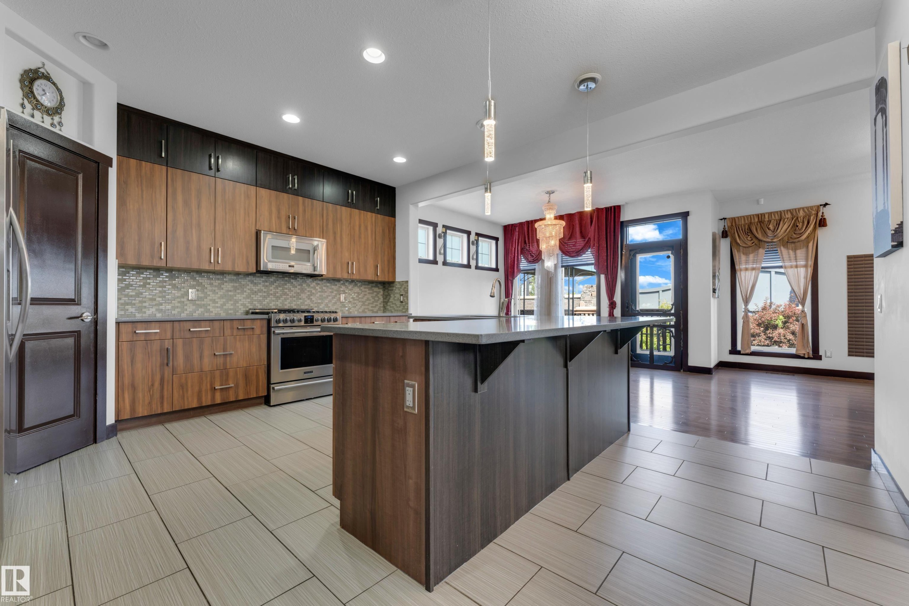 3630 Goodridge Crescent Nw, Edmonton, AB - Indoor Photo Showing Kitchen With Upgraded Kitchen