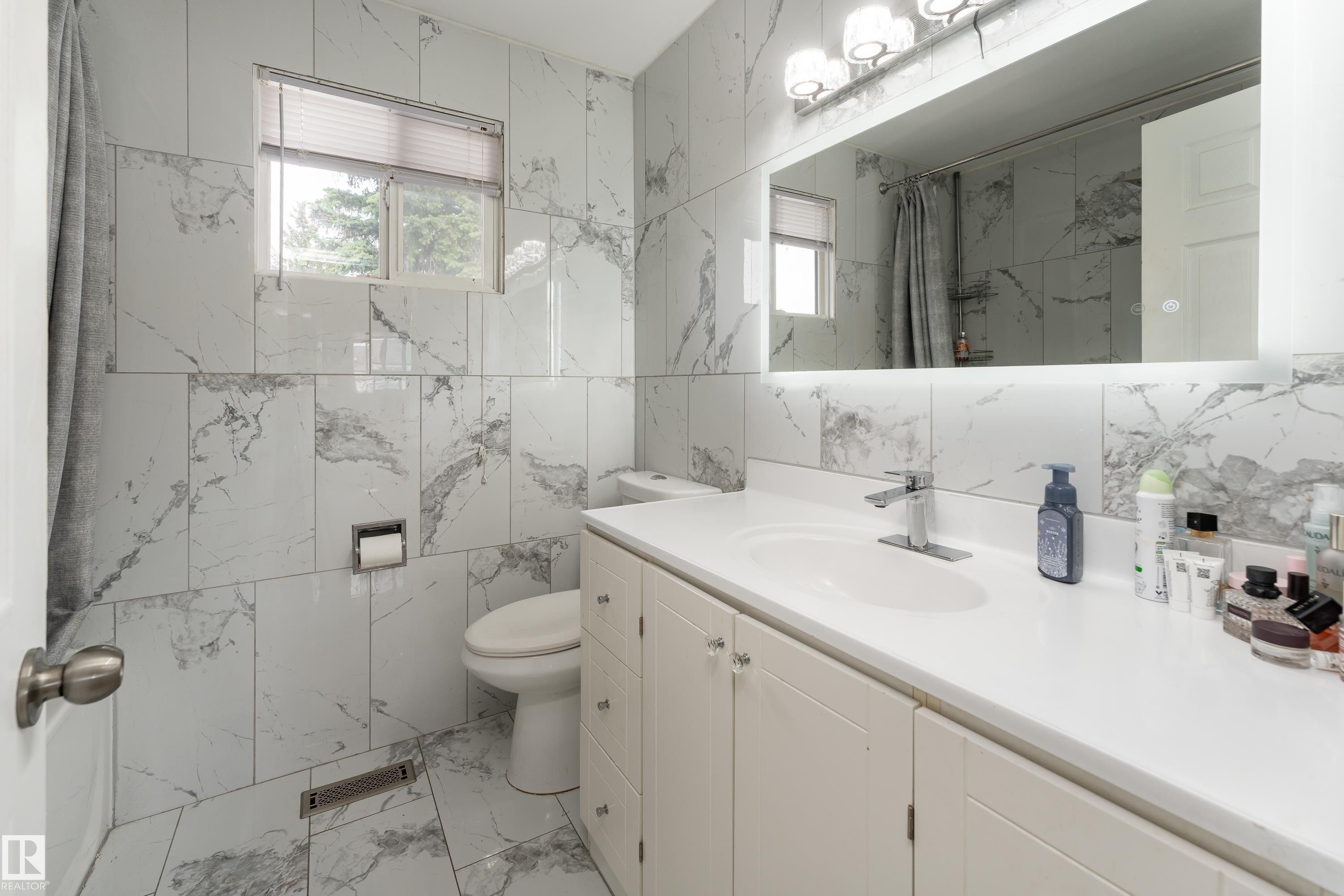 Bathroom - 747 Clareview Road Nw, Edmonton, AB - Indoor Photo Showing Bathroom