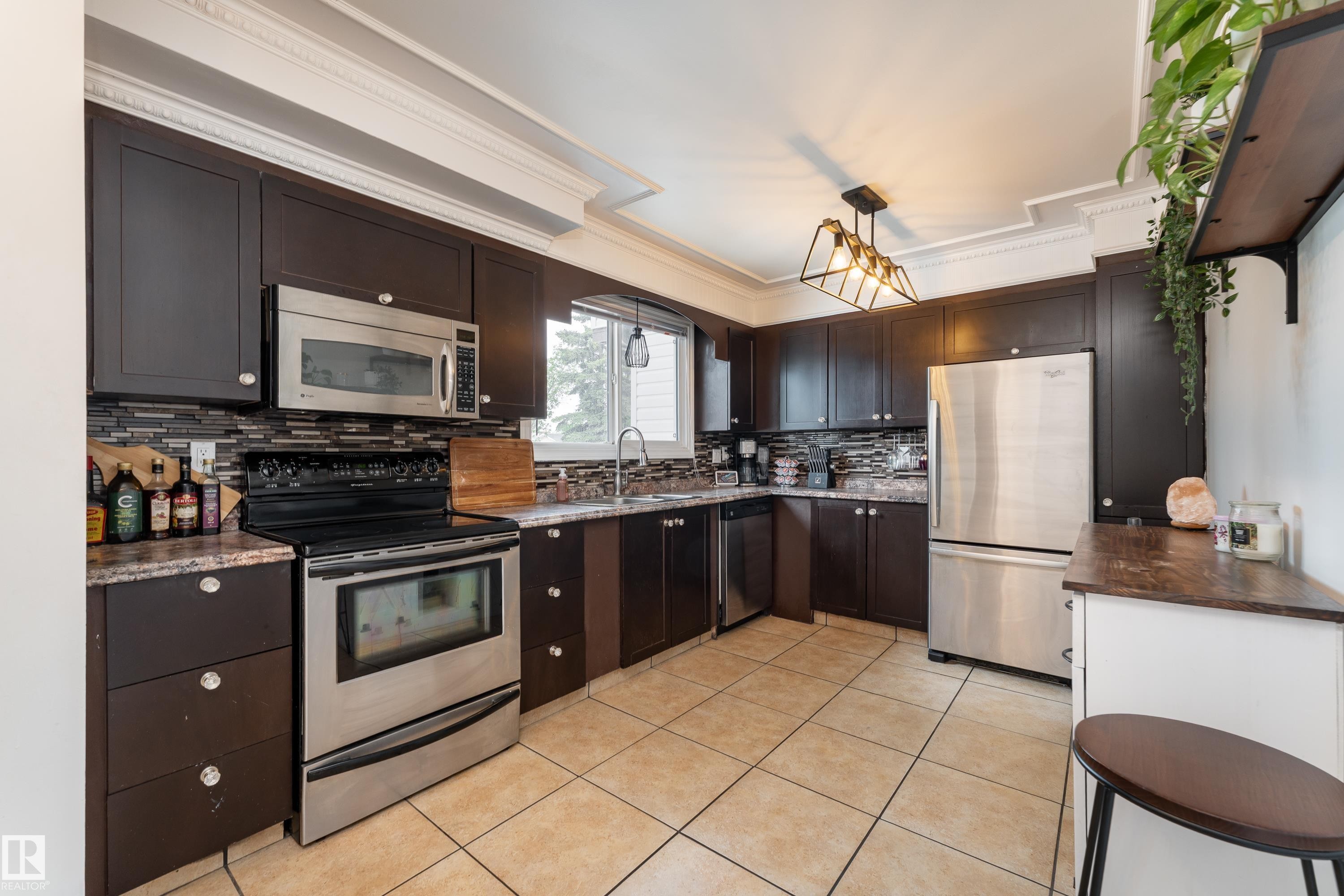 Kitchen - 747 Clareview Road Nw, Edmonton, AB - Indoor Photo Showing Kitchen With Stainless Steel Kitchen