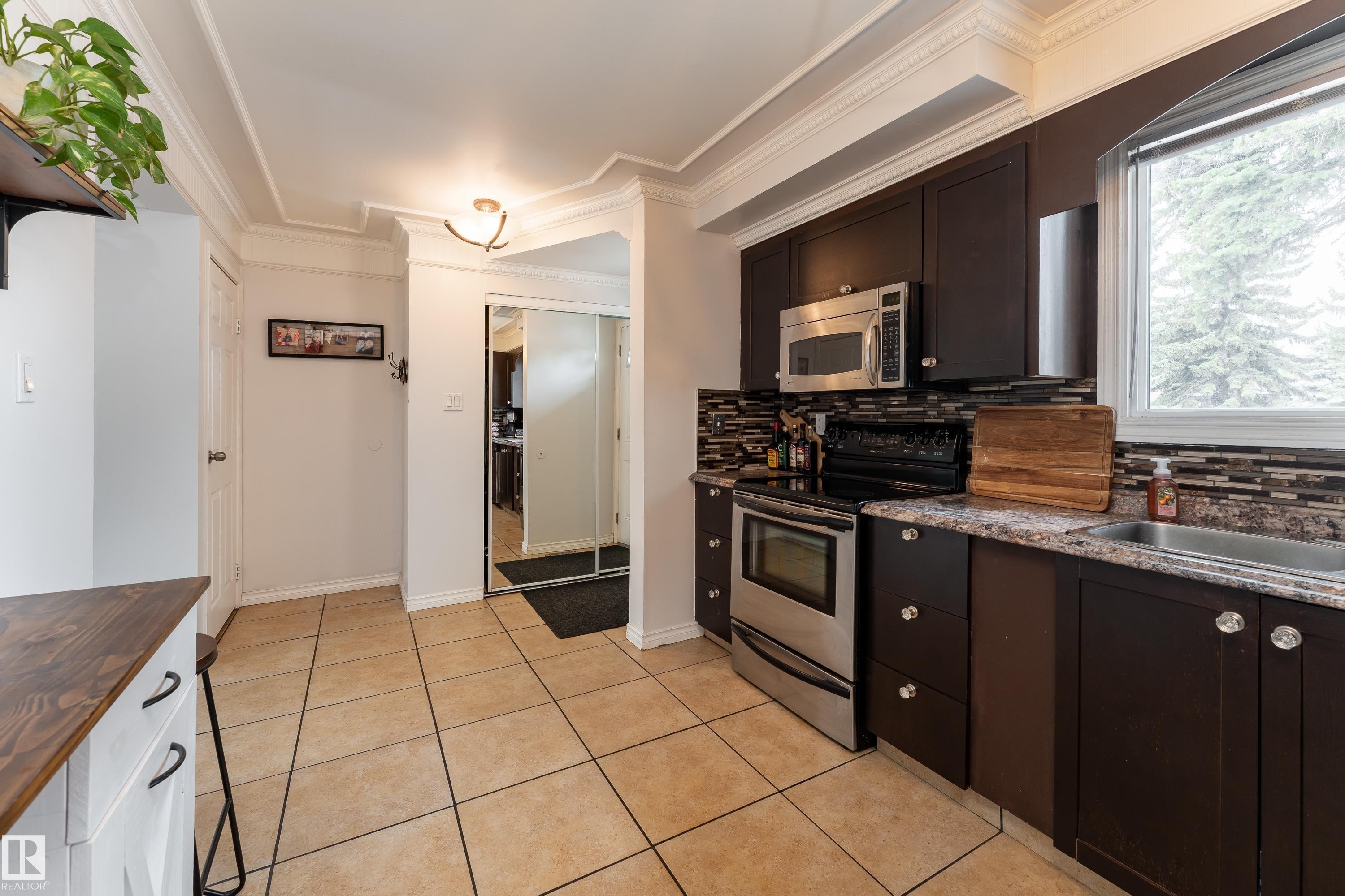 Kitchen - 747 Clareview Road Nw, Edmonton, AB - Indoor Photo Showing Kitchen