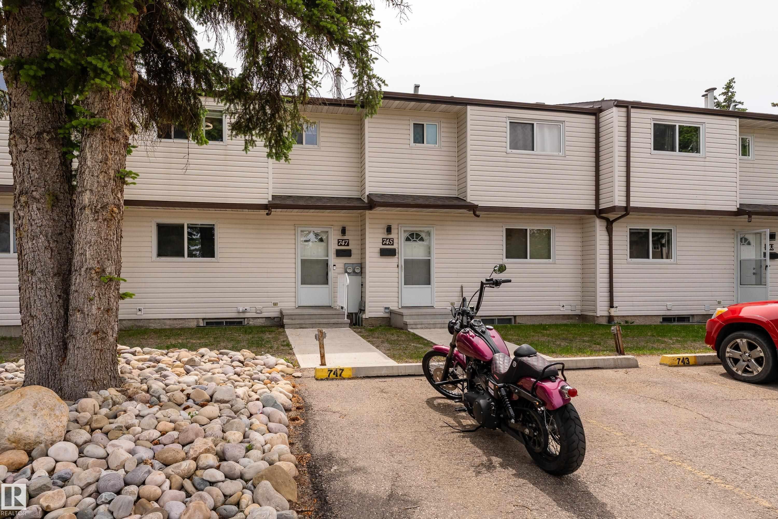 Front house - 747 Clareview Road Nw, Edmonton, AB - Outdoor