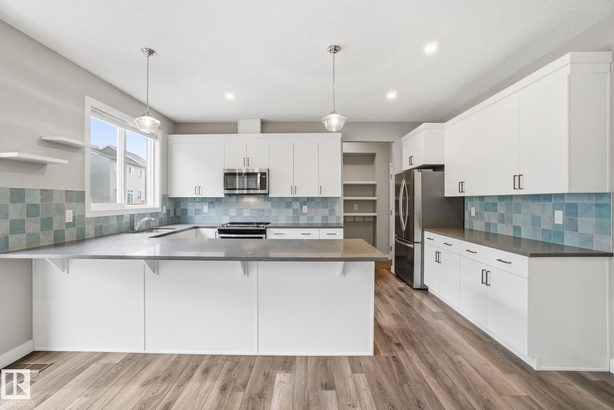 1607 202 Street Nw, Edmonton, AB - Indoor Photo Showing Kitchen With Upgraded Kitchen