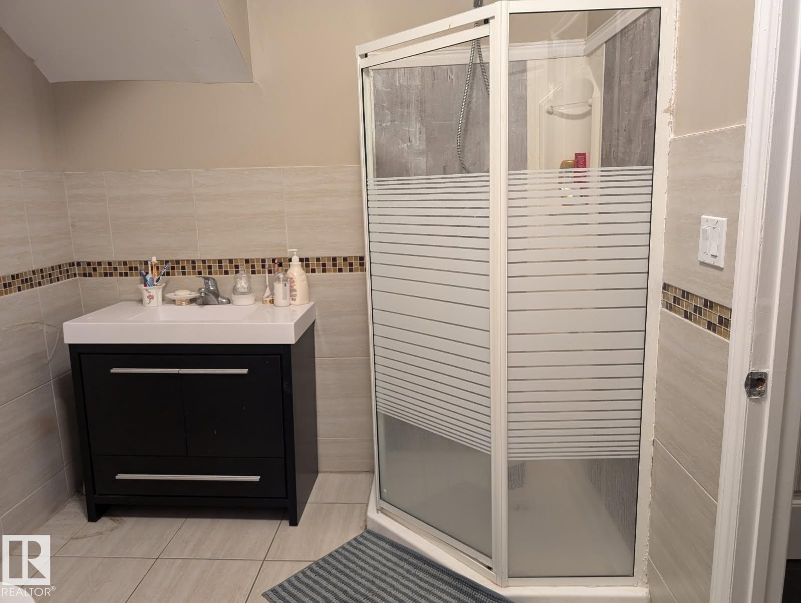 11724 88 Street Nw, Edmonton, AB - Indoor Photo Showing Bathroom