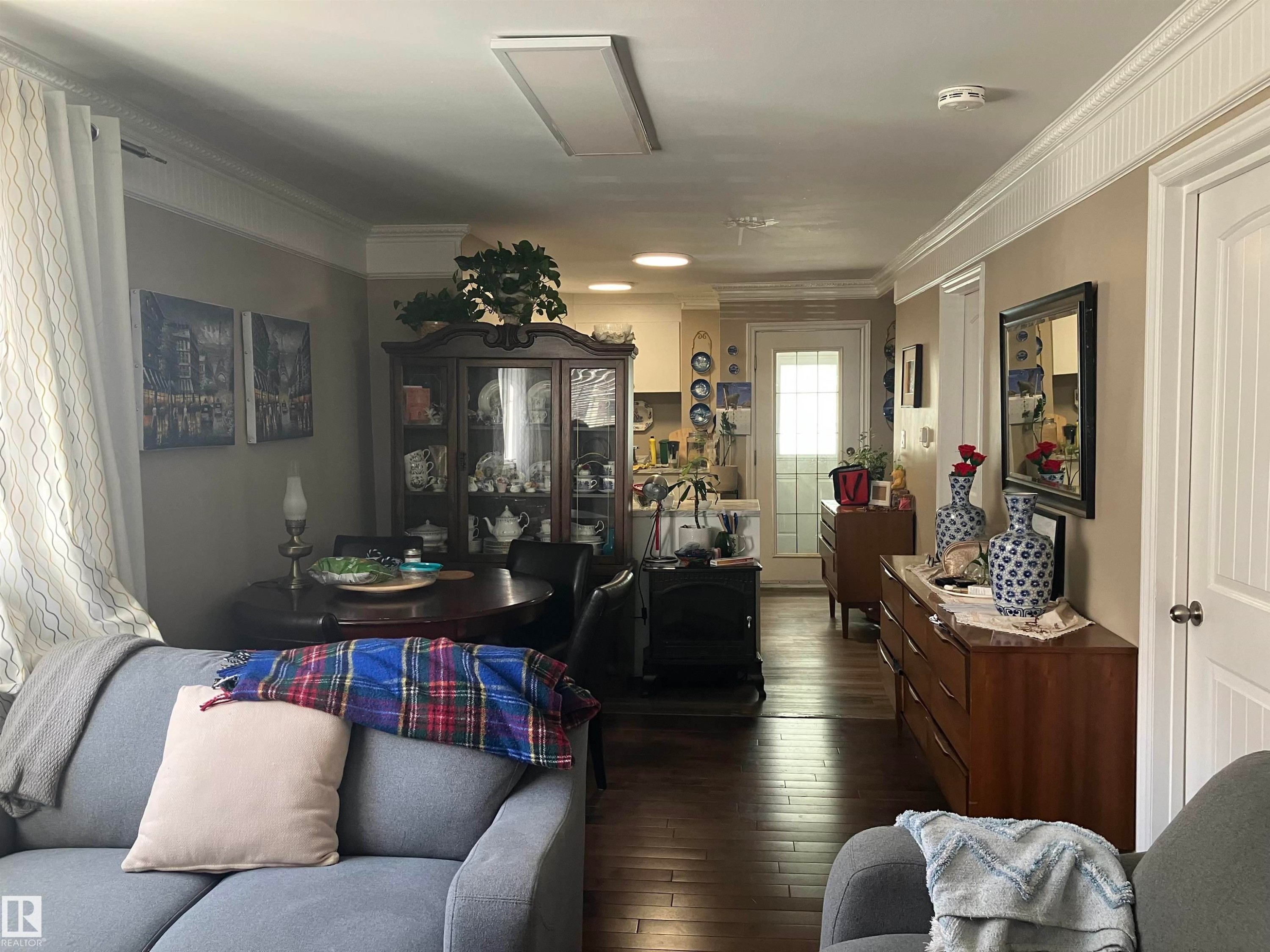 11724 88 Street Nw, Edmonton, AB - Indoor Photo Showing Living Room
