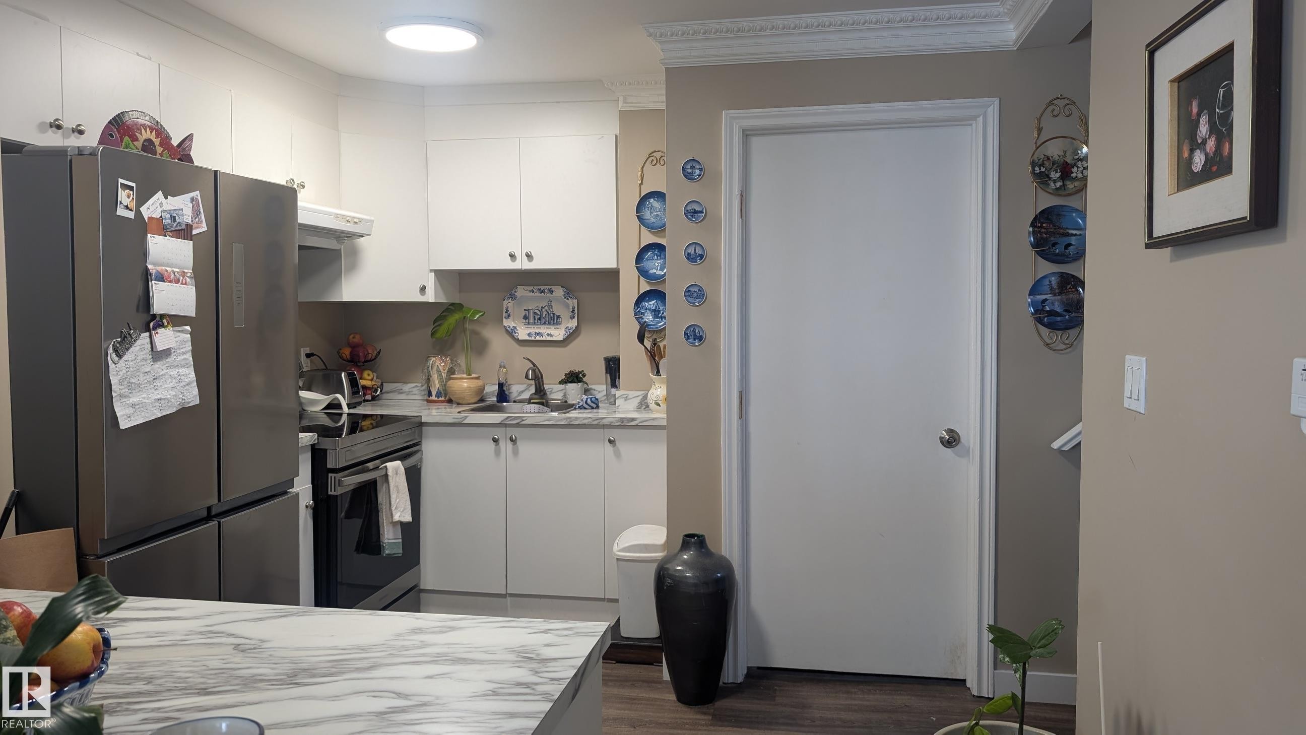 11724 88 Street Nw, Edmonton, AB - Indoor Photo Showing Kitchen