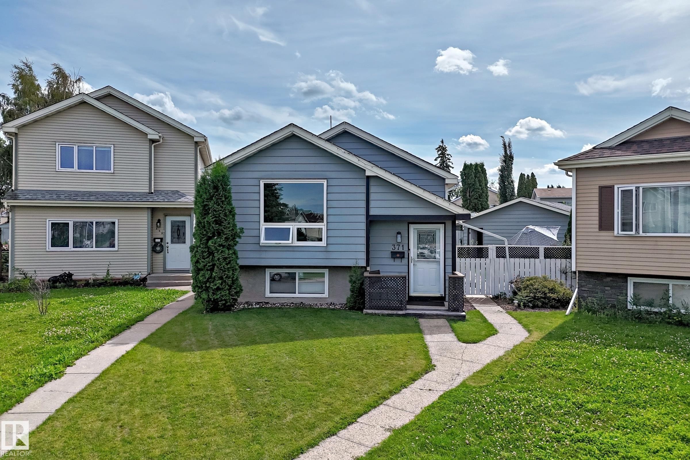 371 Kirkpatrick Crescent Nw, Edmonton, AB - Outdoor With Facade