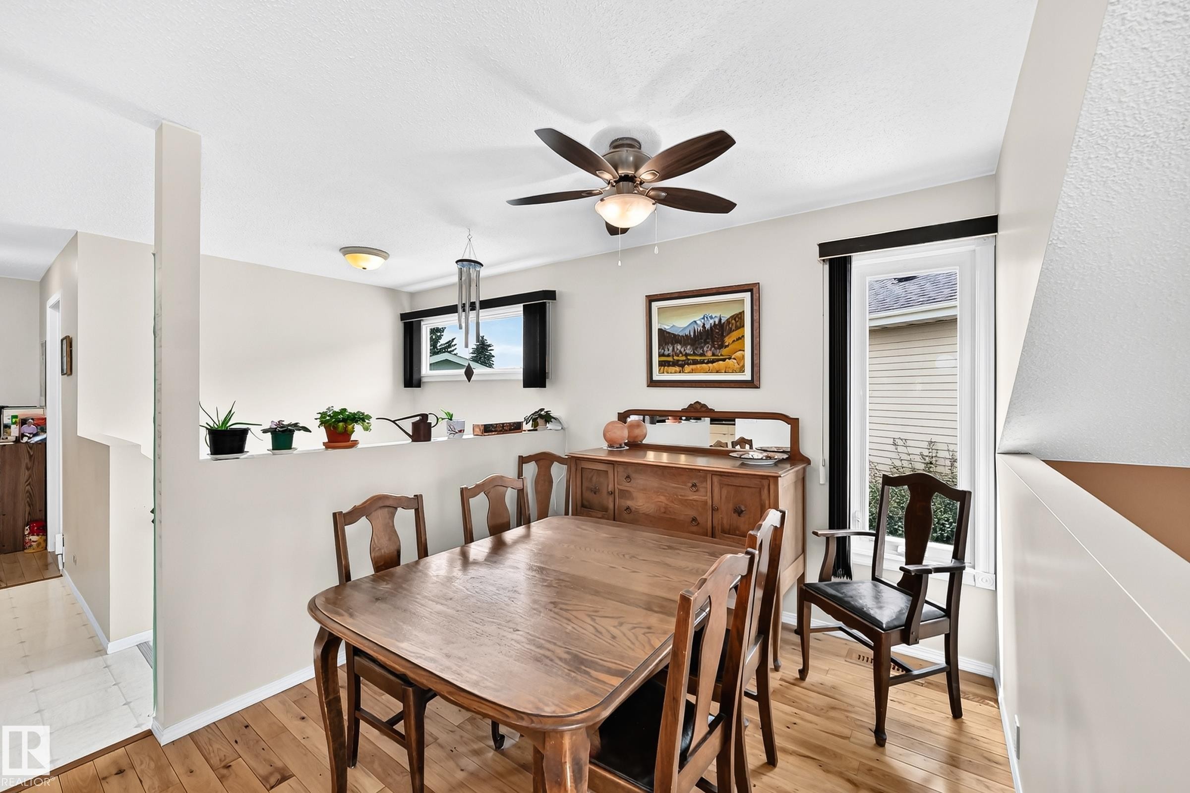 371 Kirkpatrick Crescent Nw, Edmonton, AB - Indoor Photo Showing Dining Room