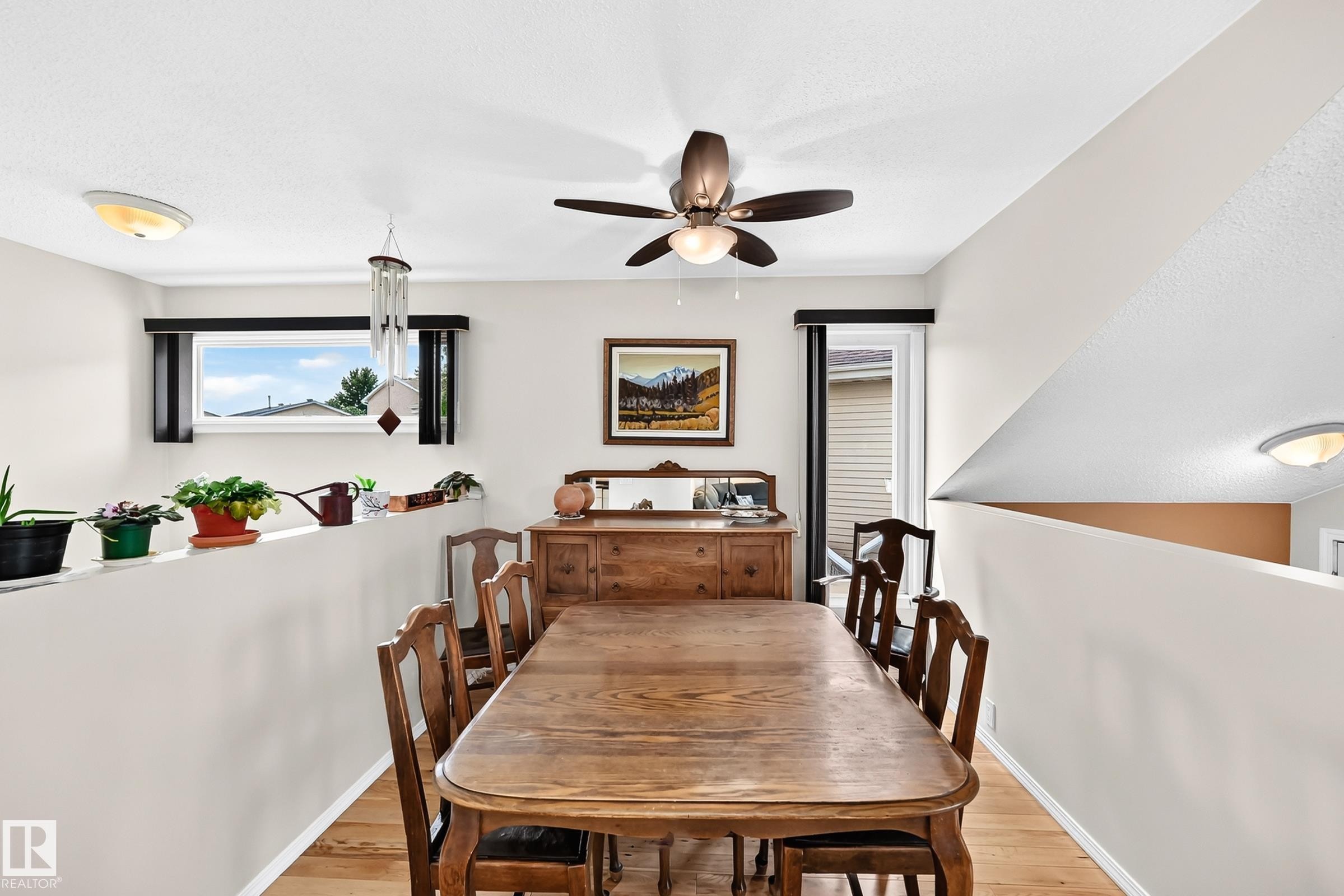 371 Kirkpatrick Crescent Nw, Edmonton, AB - Indoor Photo Showing Dining Room