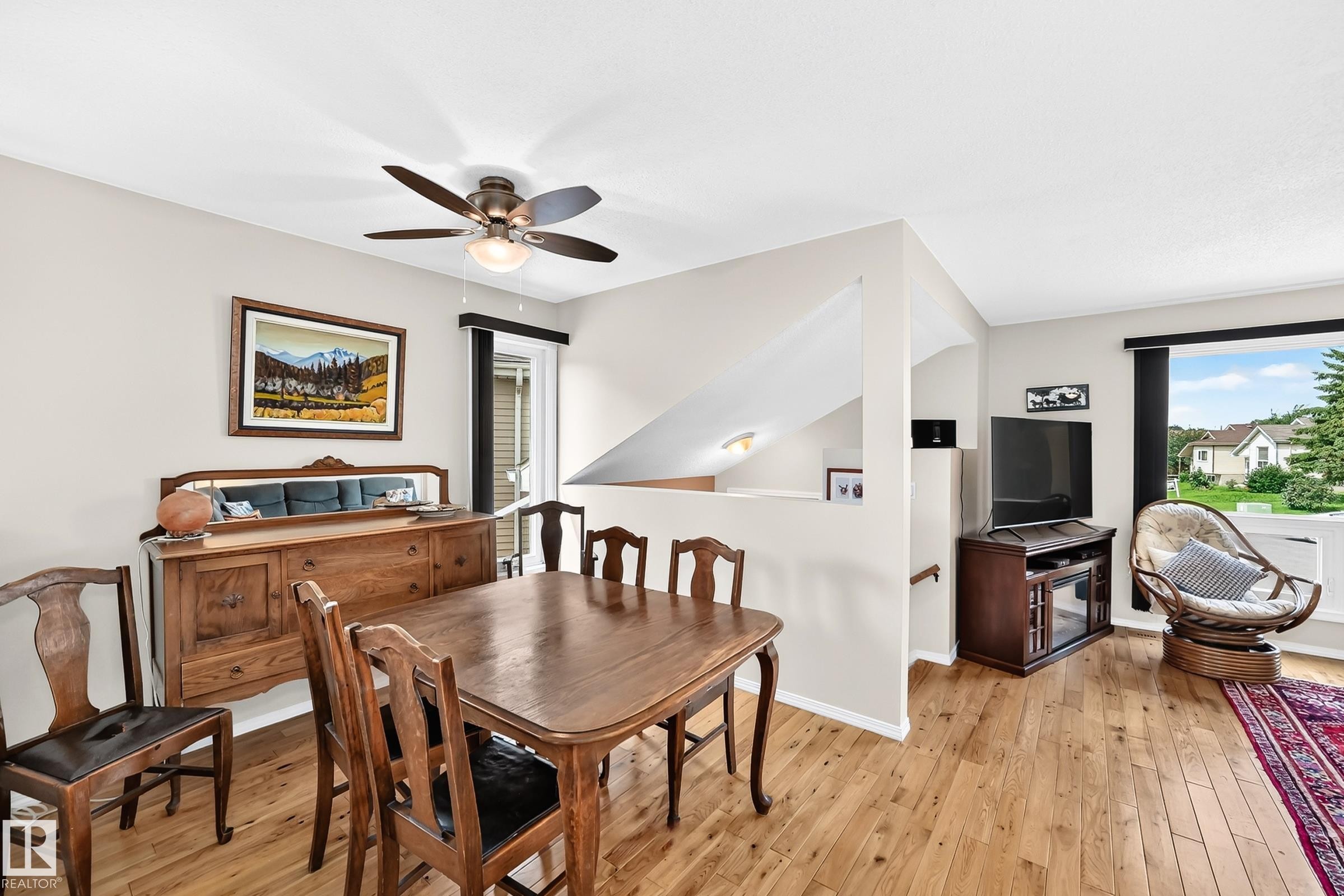 371 Kirkpatrick Crescent Nw, Edmonton, AB - Indoor Photo Showing Dining Room