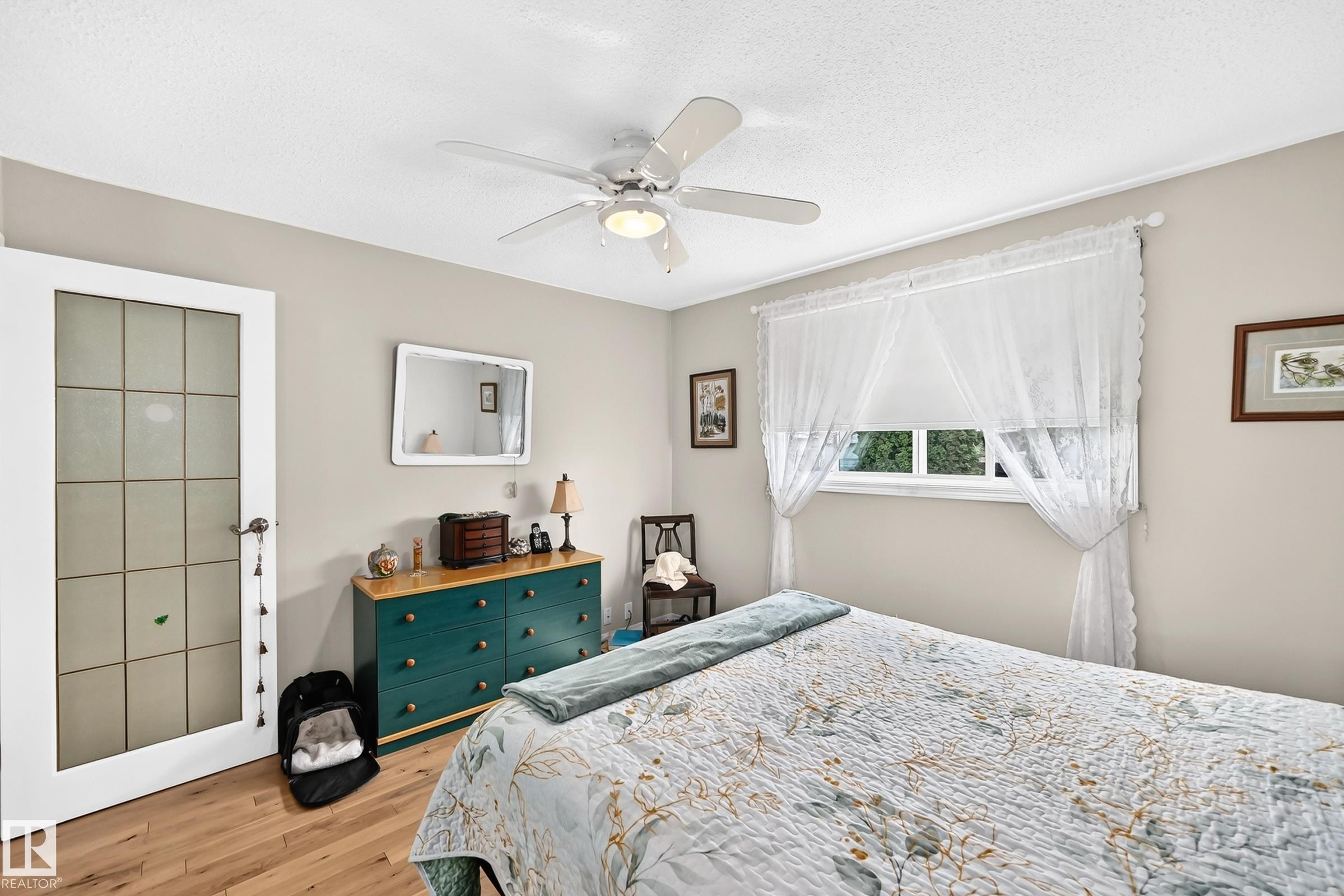 371 Kirkpatrick Crescent Nw, Edmonton, AB - Indoor Photo Showing Bedroom