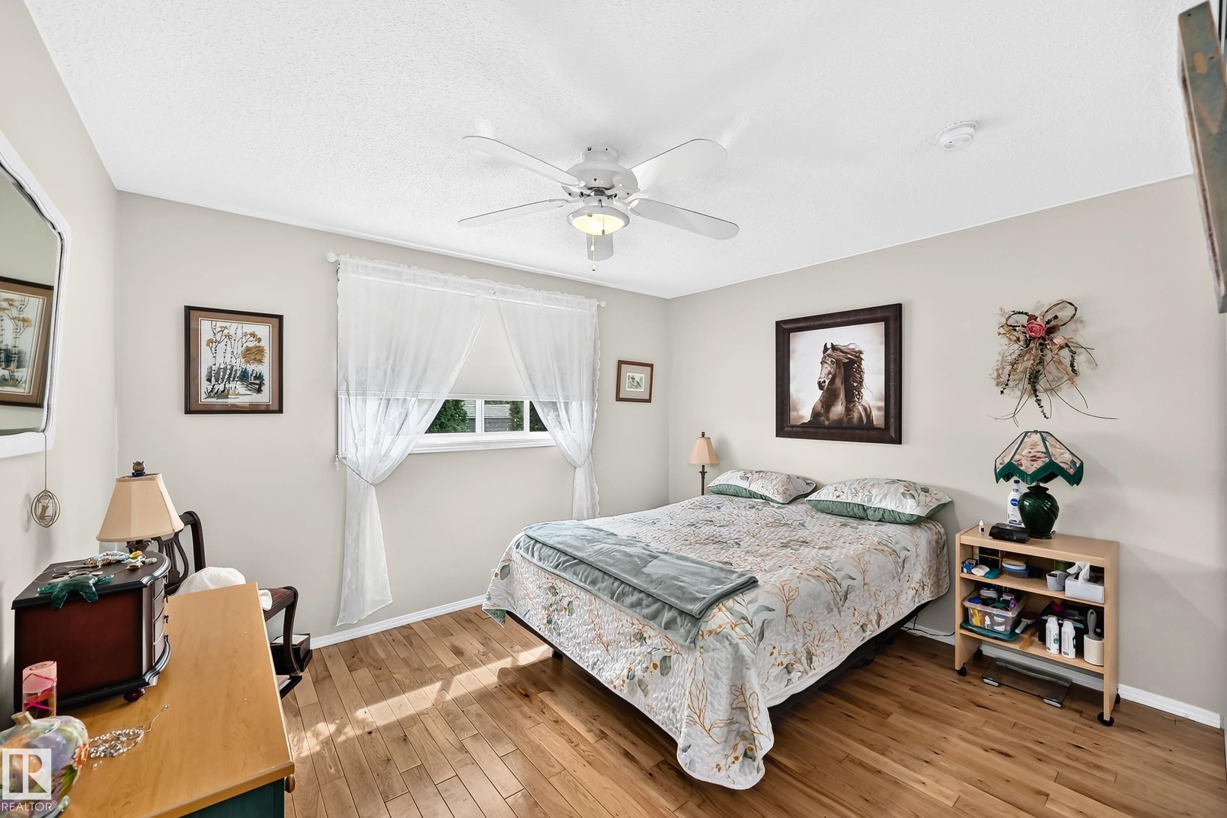 371 Kirkpatrick Crescent Nw, Edmonton, AB - Indoor Photo Showing Bedroom