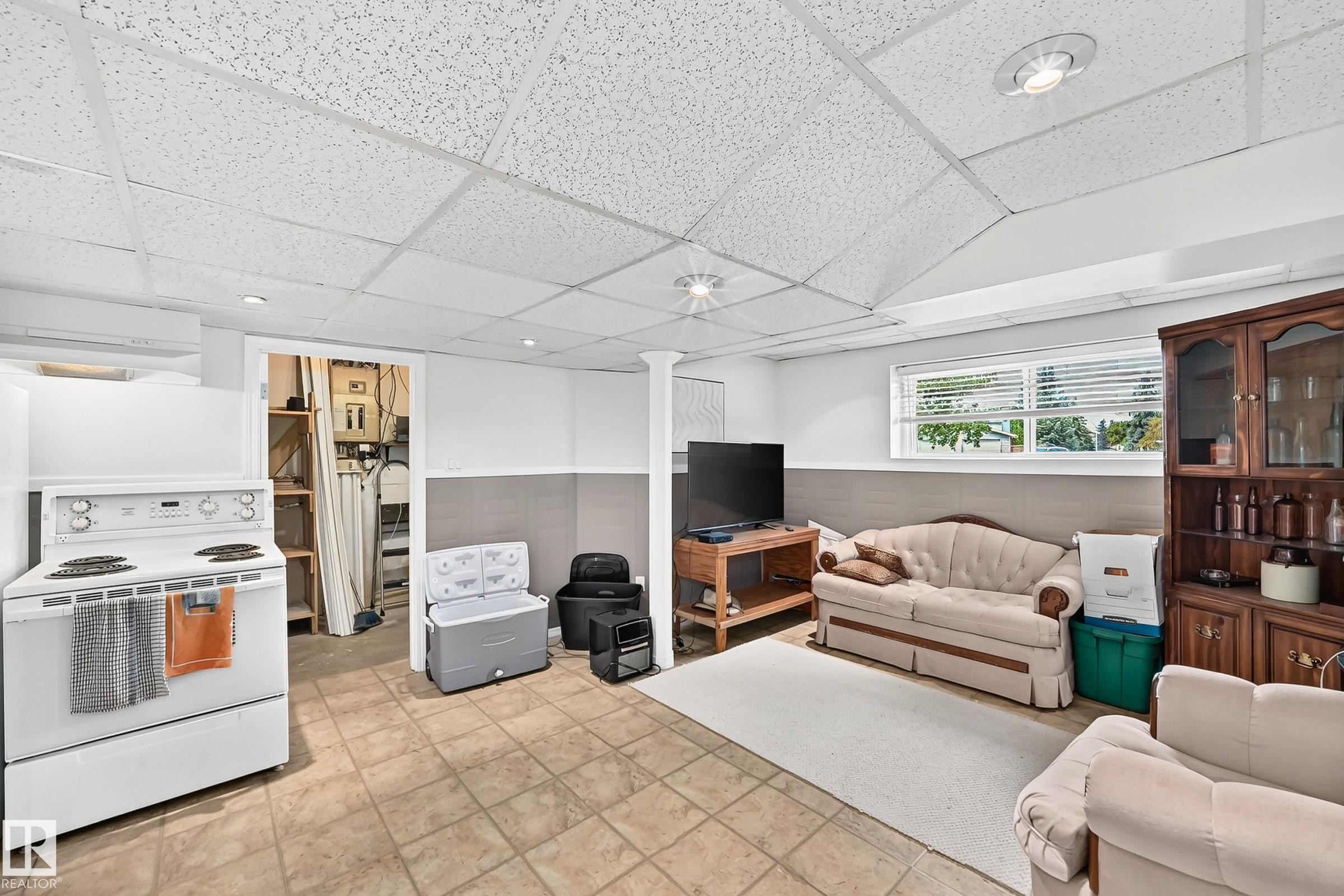 371 Kirkpatrick Crescent Nw, Edmonton, AB - Indoor Photo Showing Kitchen