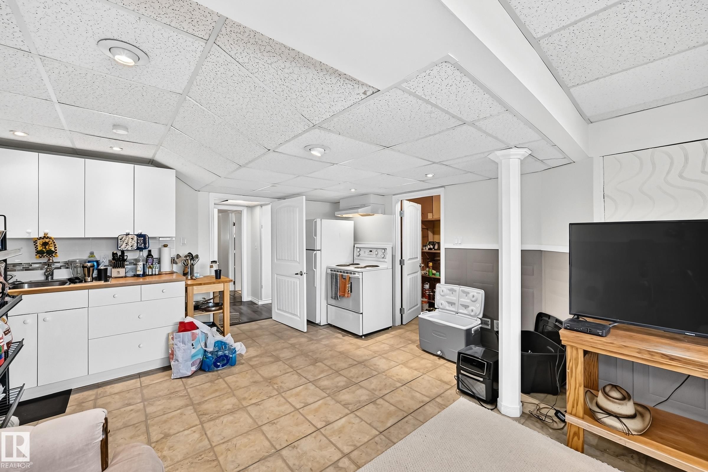 371 Kirkpatrick Crescent Nw, Edmonton, AB - Indoor Photo Showing Kitchen