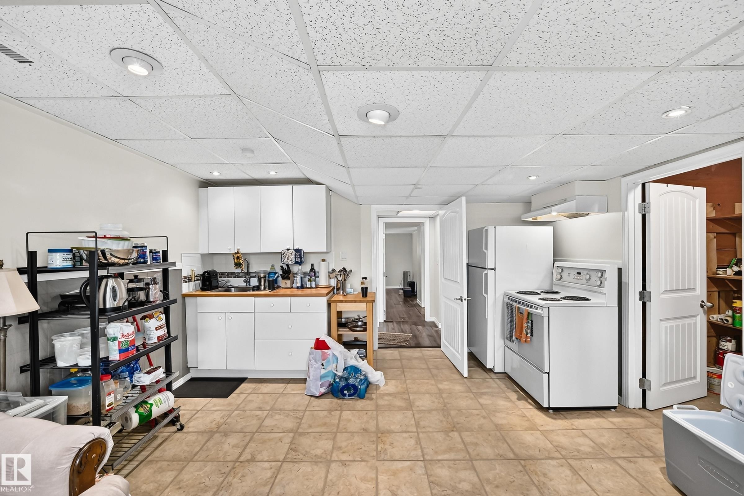 371 Kirkpatrick Crescent Nw, Edmonton, AB - Indoor Photo Showing Kitchen