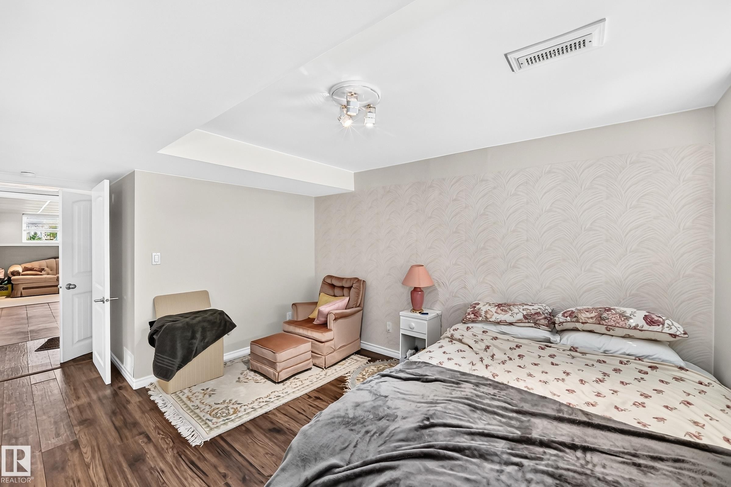371 Kirkpatrick Crescent Nw, Edmonton, AB - Indoor Photo Showing Bedroom