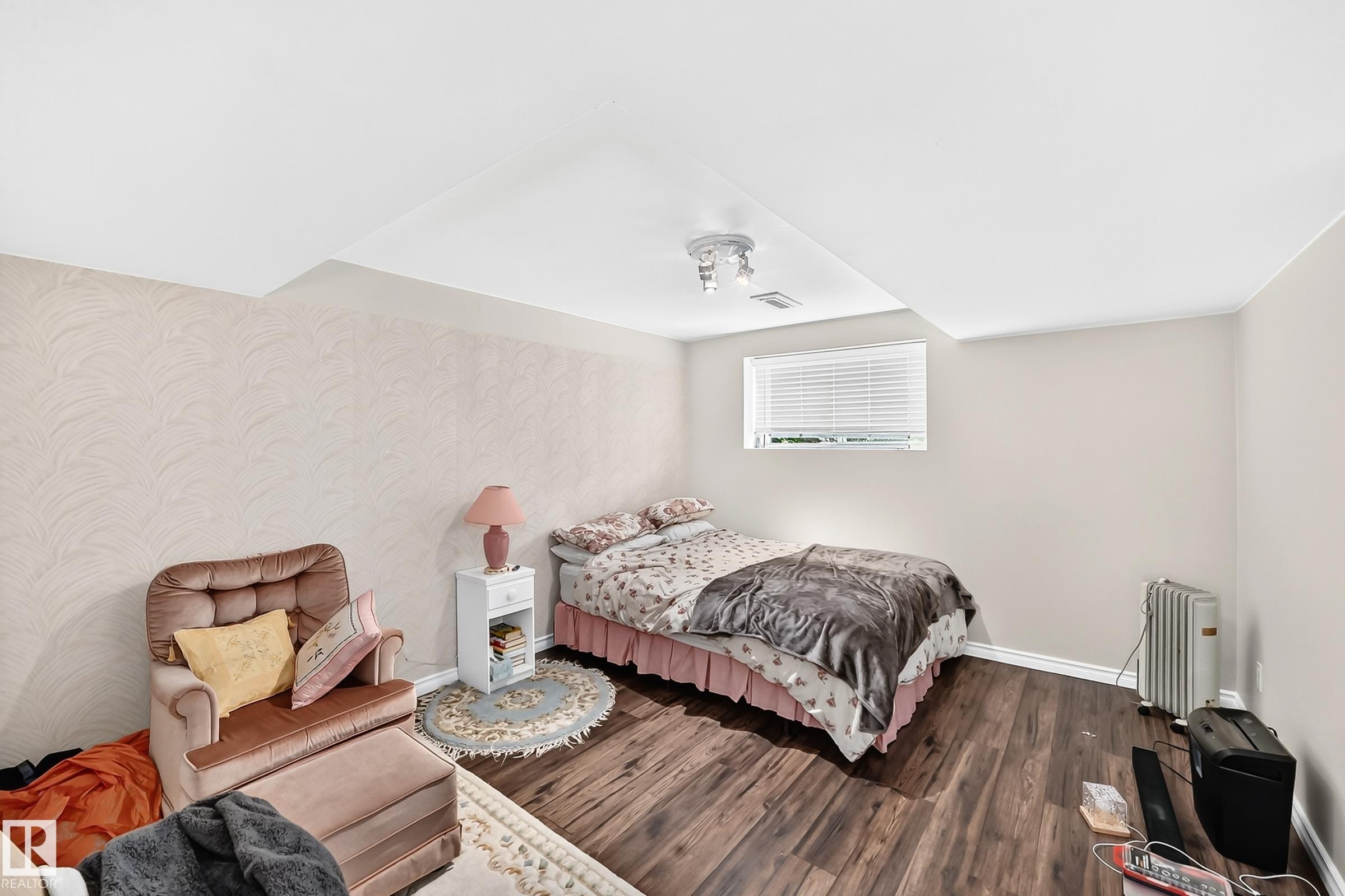 371 Kirkpatrick Crescent Nw, Edmonton, AB - Indoor Photo Showing Bedroom