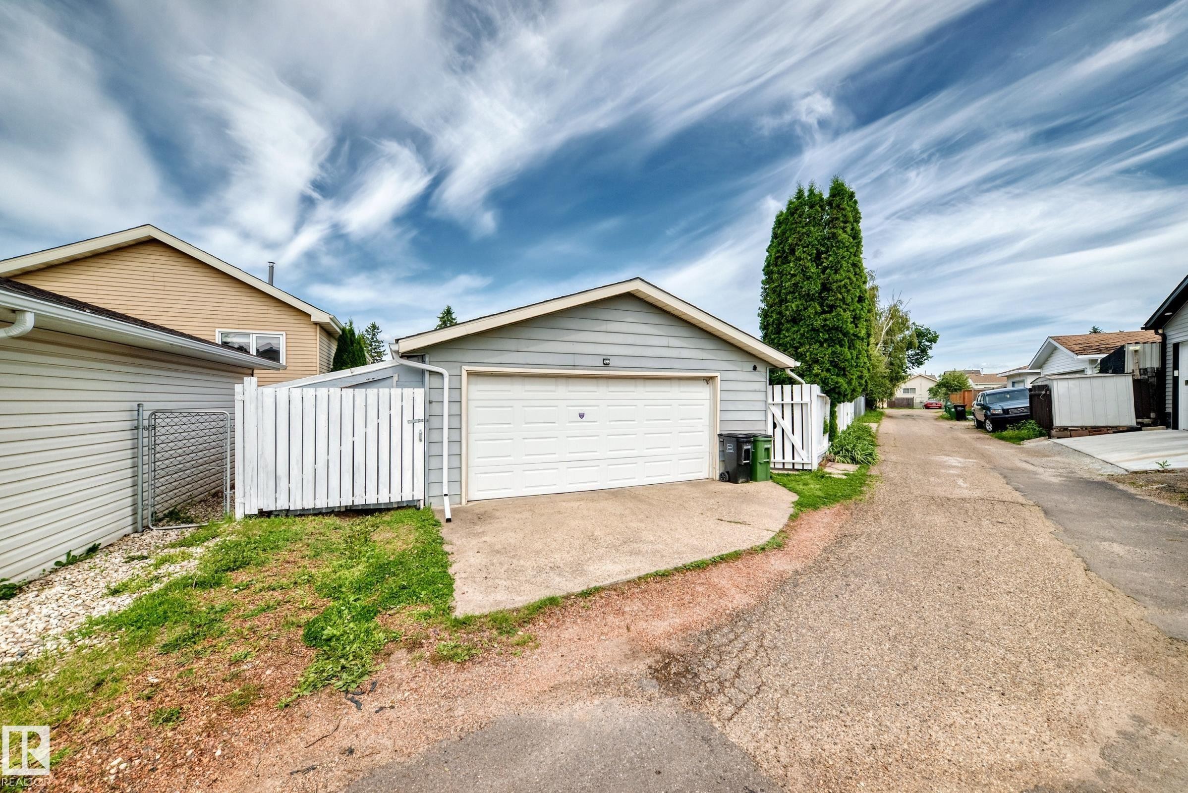 371 Kirkpatrick Crescent Nw, Edmonton, AB - Outdoor