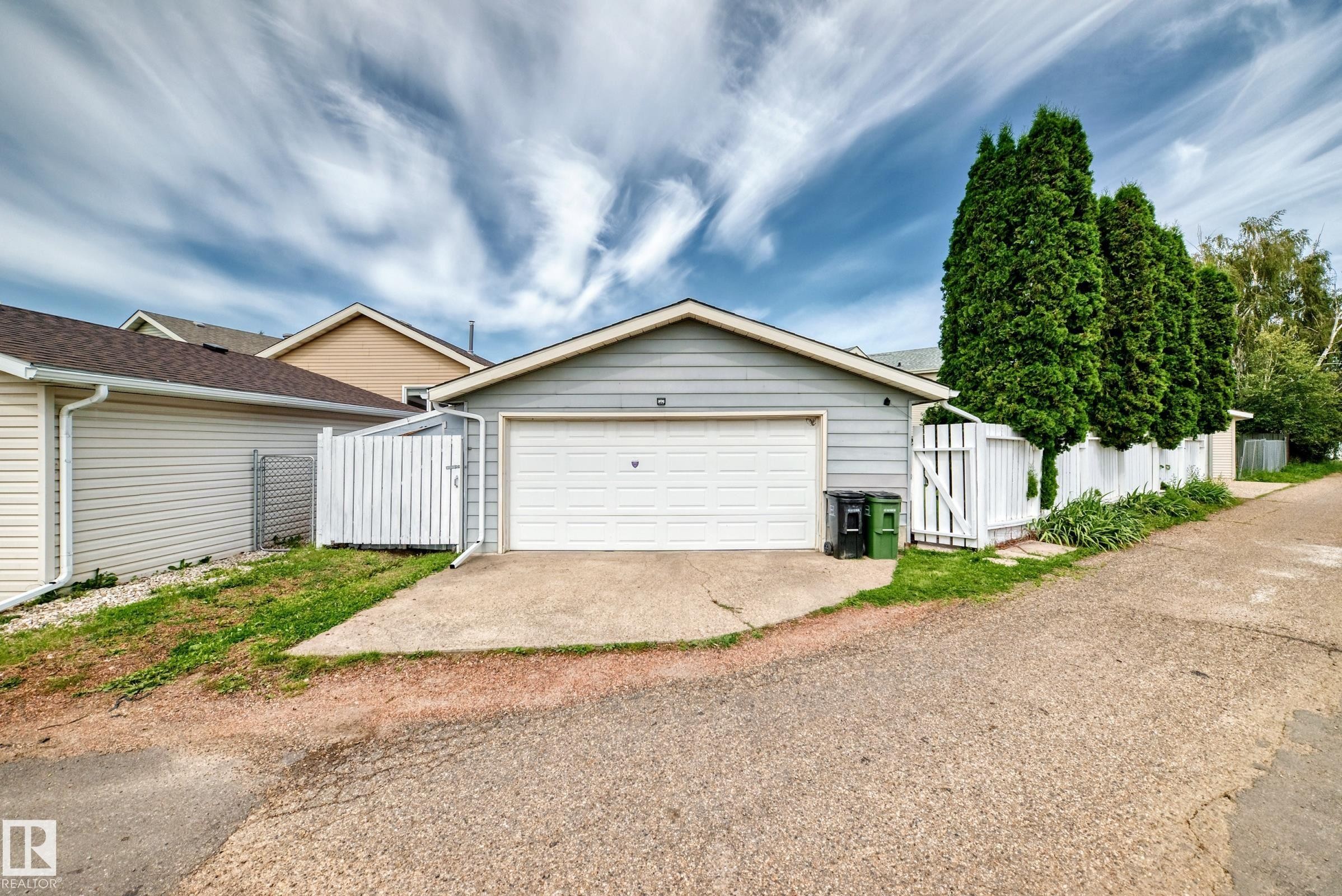 371 Kirkpatrick Crescent Nw, Edmonton, AB - Outdoor