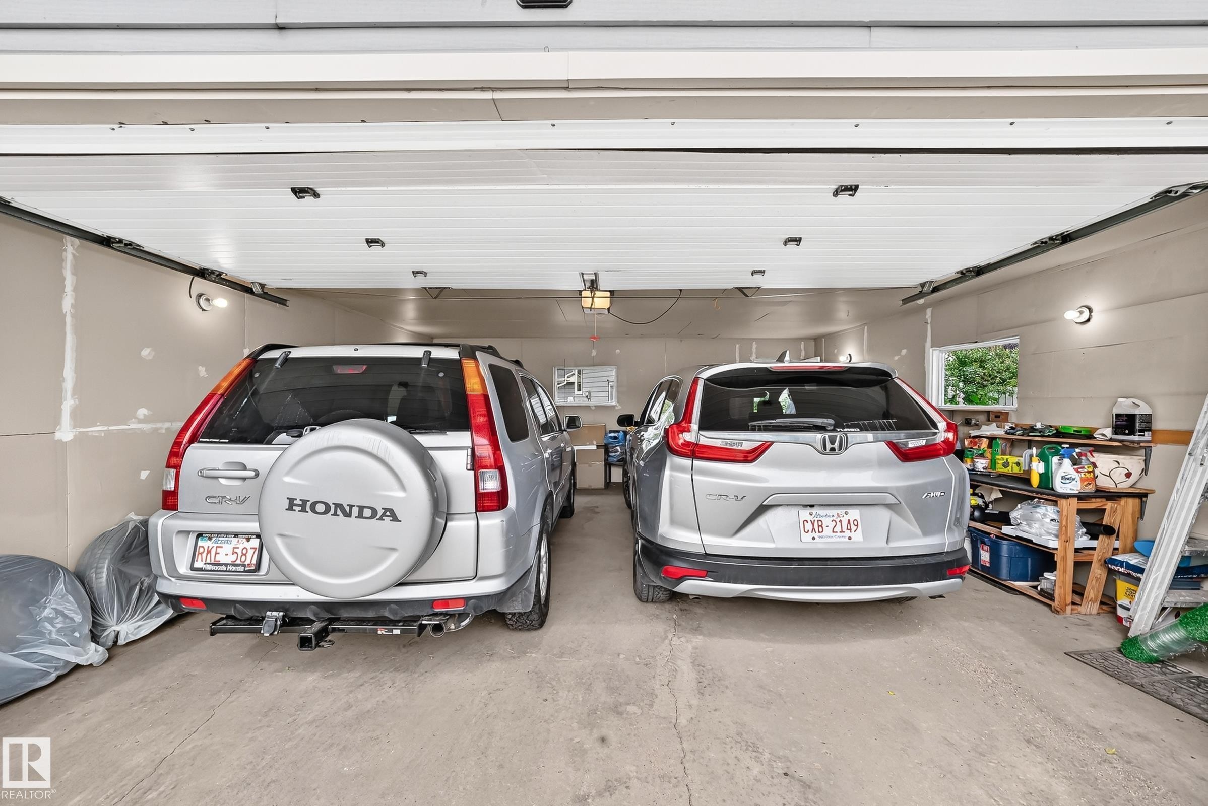 371 Kirkpatrick Crescent Nw, Edmonton, AB - Indoor Photo Showing Garage