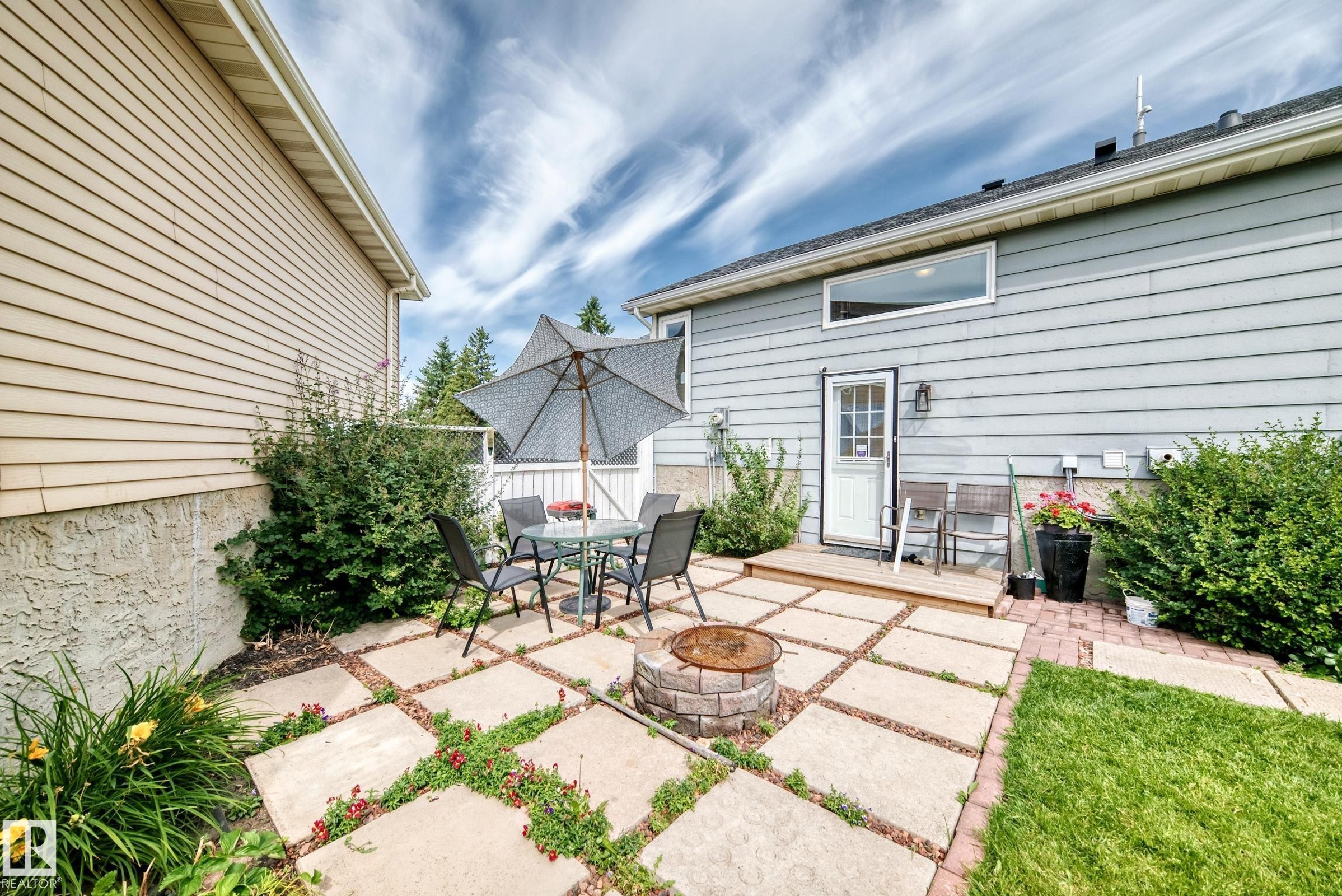 371 Kirkpatrick Crescent Nw, Edmonton, AB - Outdoor With Exterior