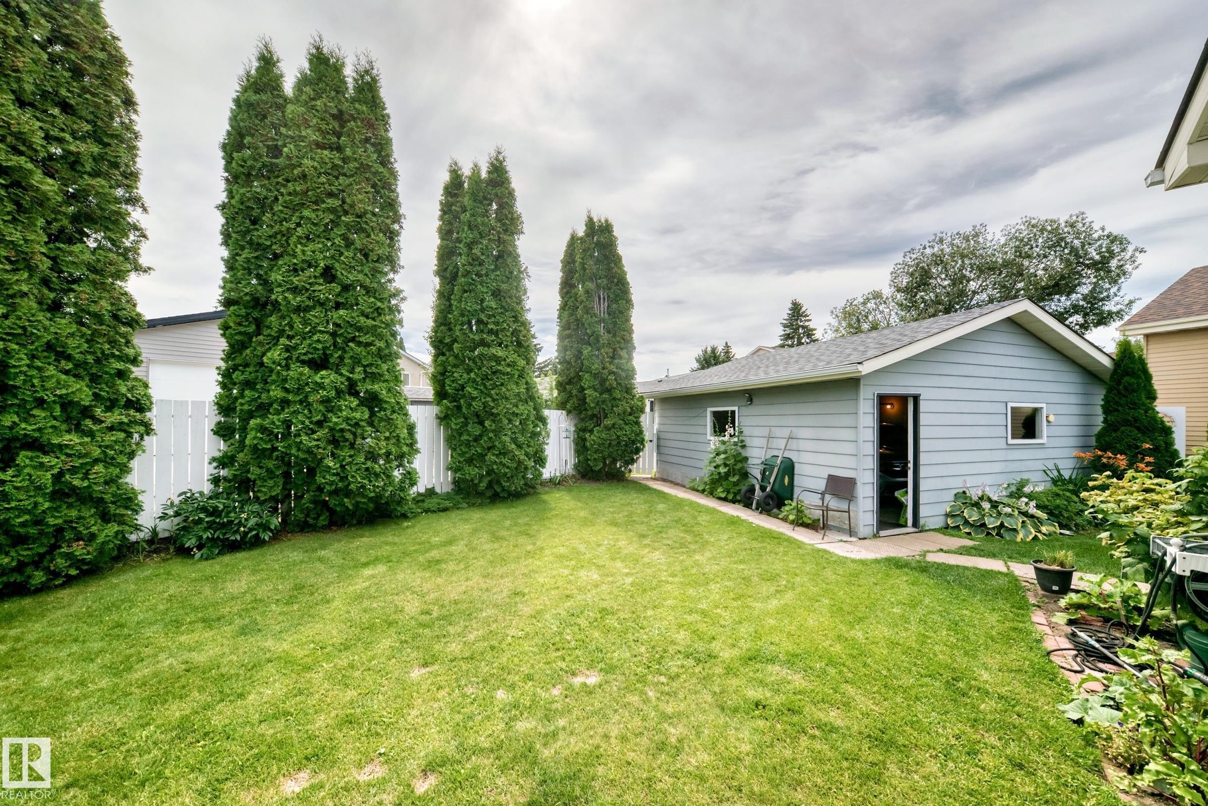 371 Kirkpatrick Crescent Nw, Edmonton, AB - Outdoor