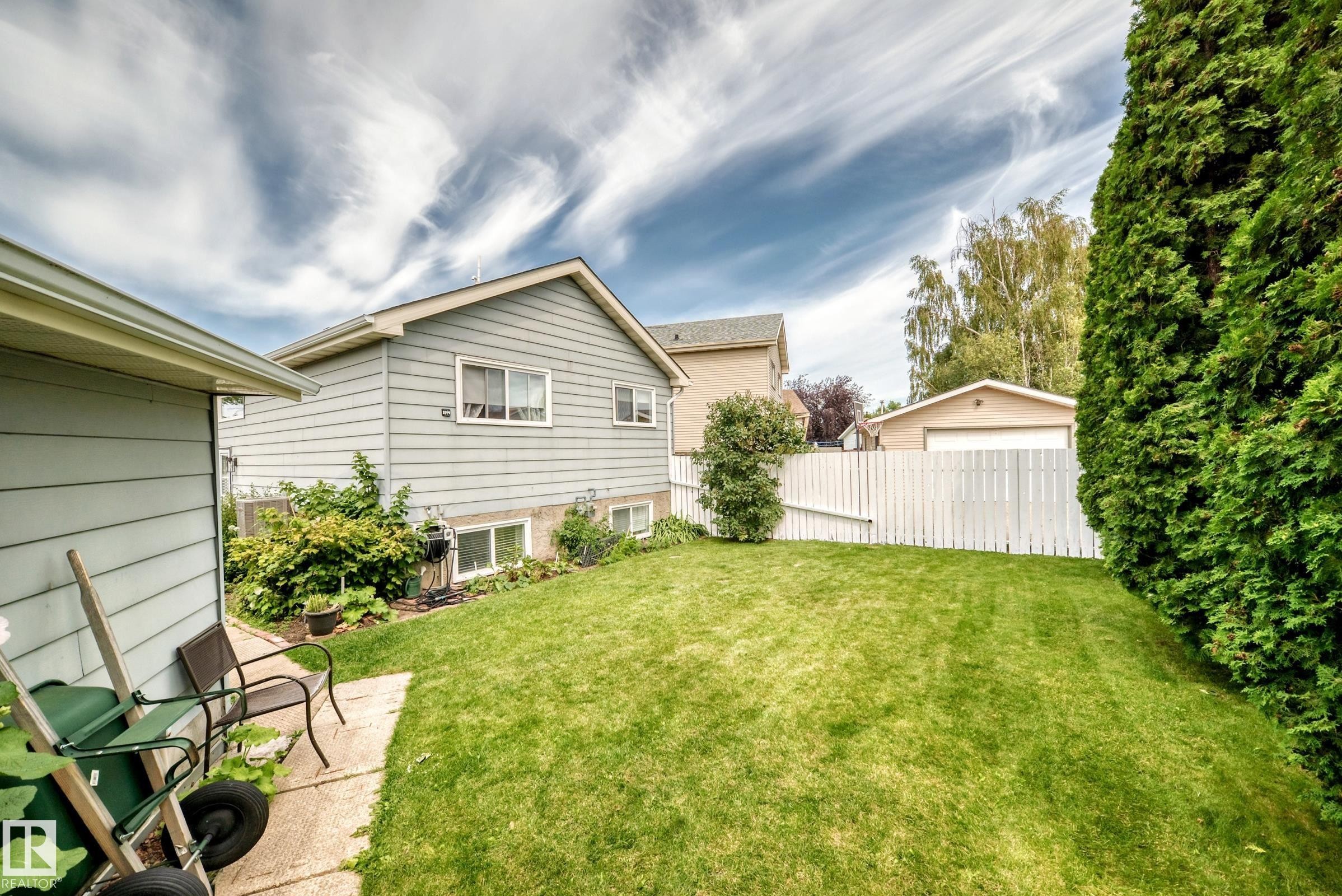 371 Kirkpatrick Crescent Nw, Edmonton, AB - Outdoor