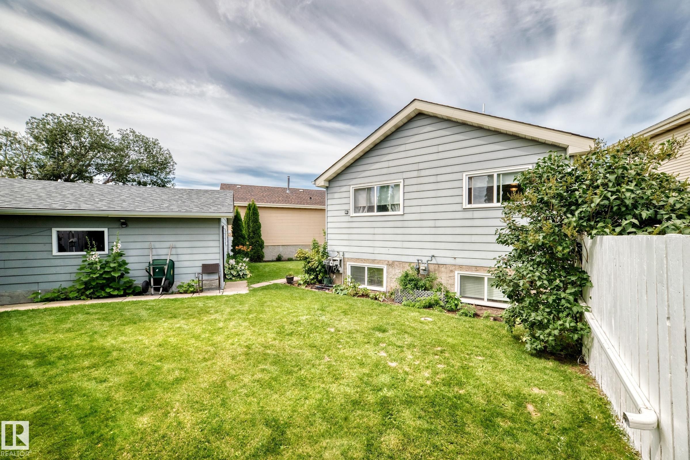 371 Kirkpatrick Crescent Nw, Edmonton, AB - Outdoor