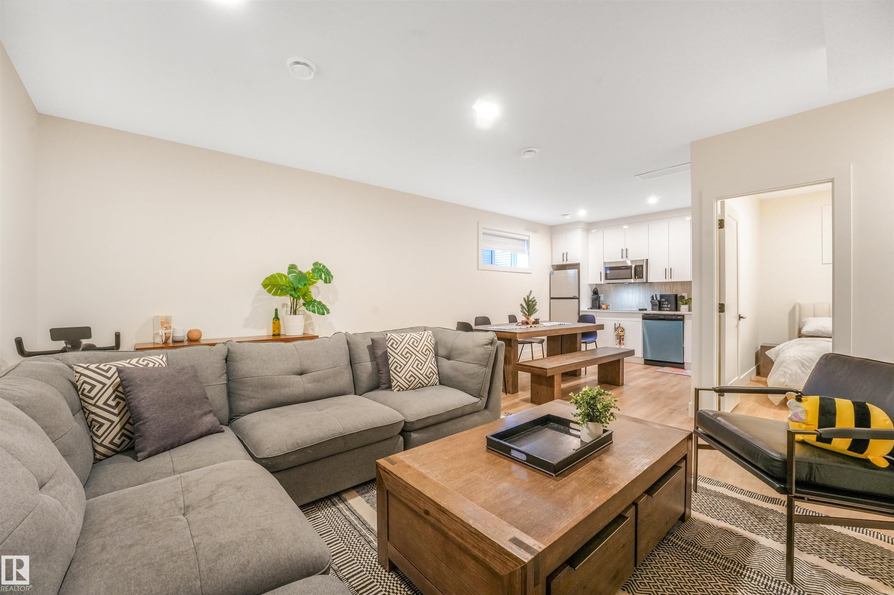 108 Edgefield Way, St. Albert, AB - Indoor Photo Showing Living Room